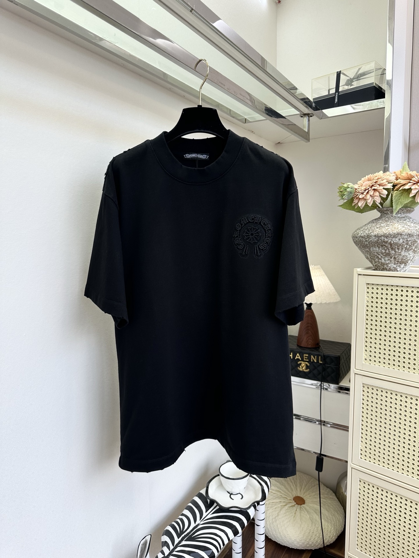 NO:817529,'A different T' Heavy embroidery craftsmanship. A T-shirt should also show a sense of high-end SIZE S M L PRICE, chrome hearts-clothing, chrome hearts,19860909「不一样的T」   重工刺绣工艺 一件体恤也要呈现出高级感  SIZE S M L PRICE,克罗心-服装,chrome hearts,,Women's clothing