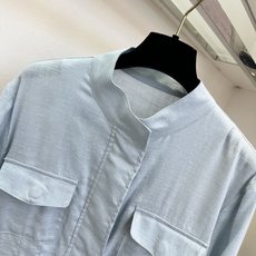 「如夏日微风,利落又透气 尽显从容雅致」 麻料自带天然肌理,质朴又松弛 「如夏日微风,利落又透气 尽显从容雅致」 麻料自带天然肌理,质朴又松弛