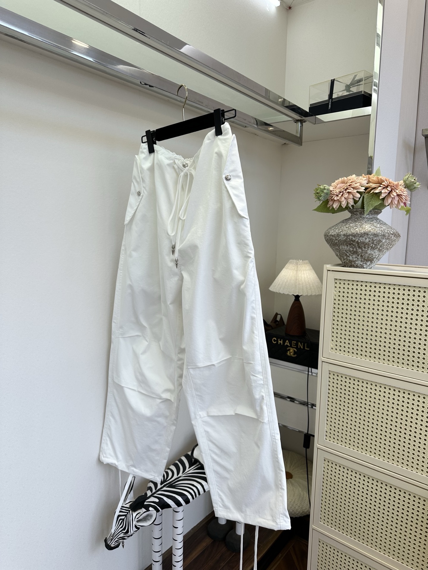 「这个飞行裤很顶」               潮人的必备裤  复杂的十字皮贴 全手工打造   好品质值