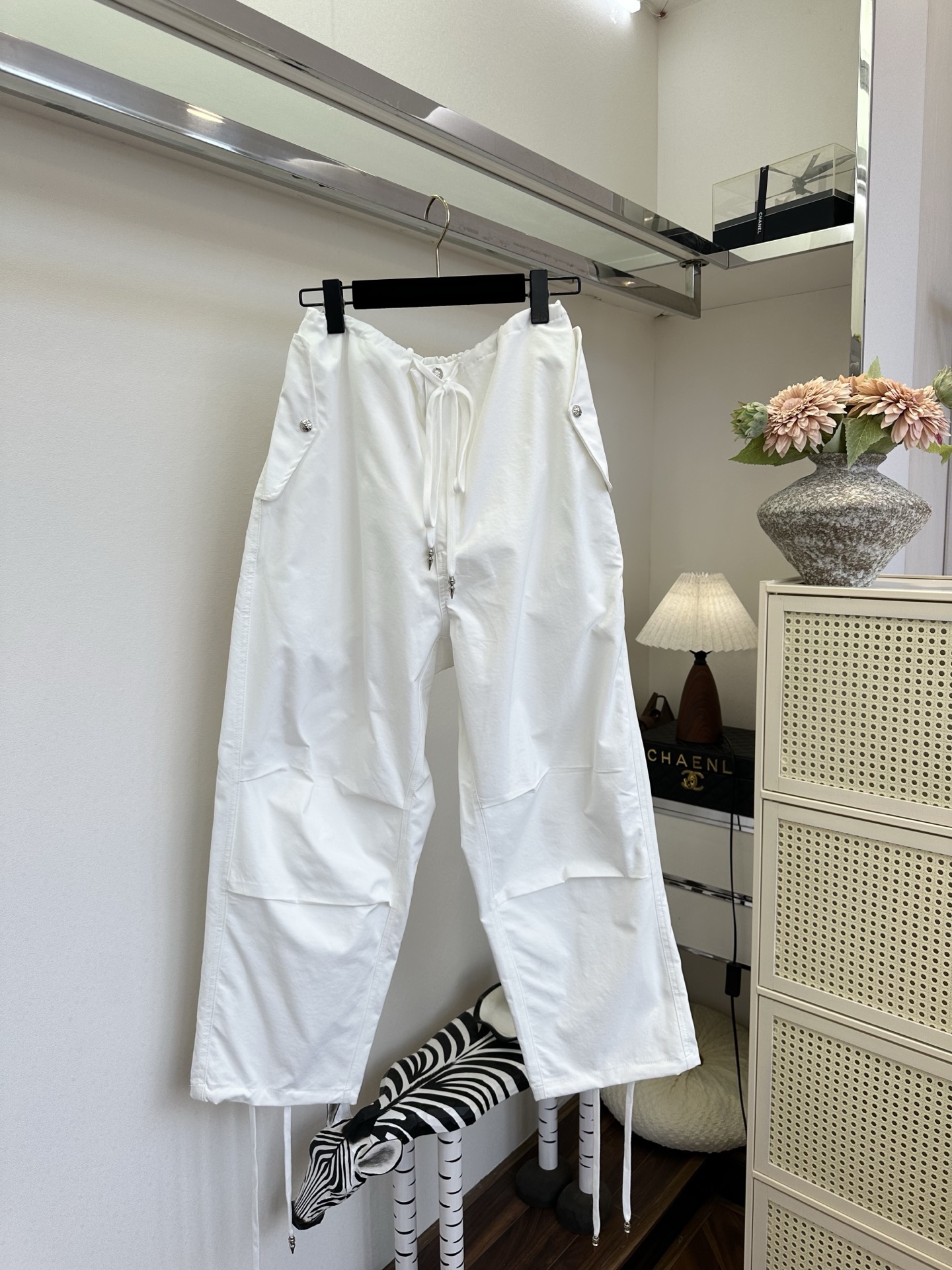 NO:817510,'These flight pants are top-notch.' A must-have pants for fashionistas. Complex cross leather patches. Fully handmade. Good quality. Worth waiting for. SIZE S M L PRICE, chrome hearts-clothing, chrome hearts,19860909「这个飞行裤很顶」   潮人的必备裤 复杂的十字皮贴 全手工打造好品质值得等待  SIZE S M L PRICE,克罗心-服装,chrome hearts,,Women's clothing