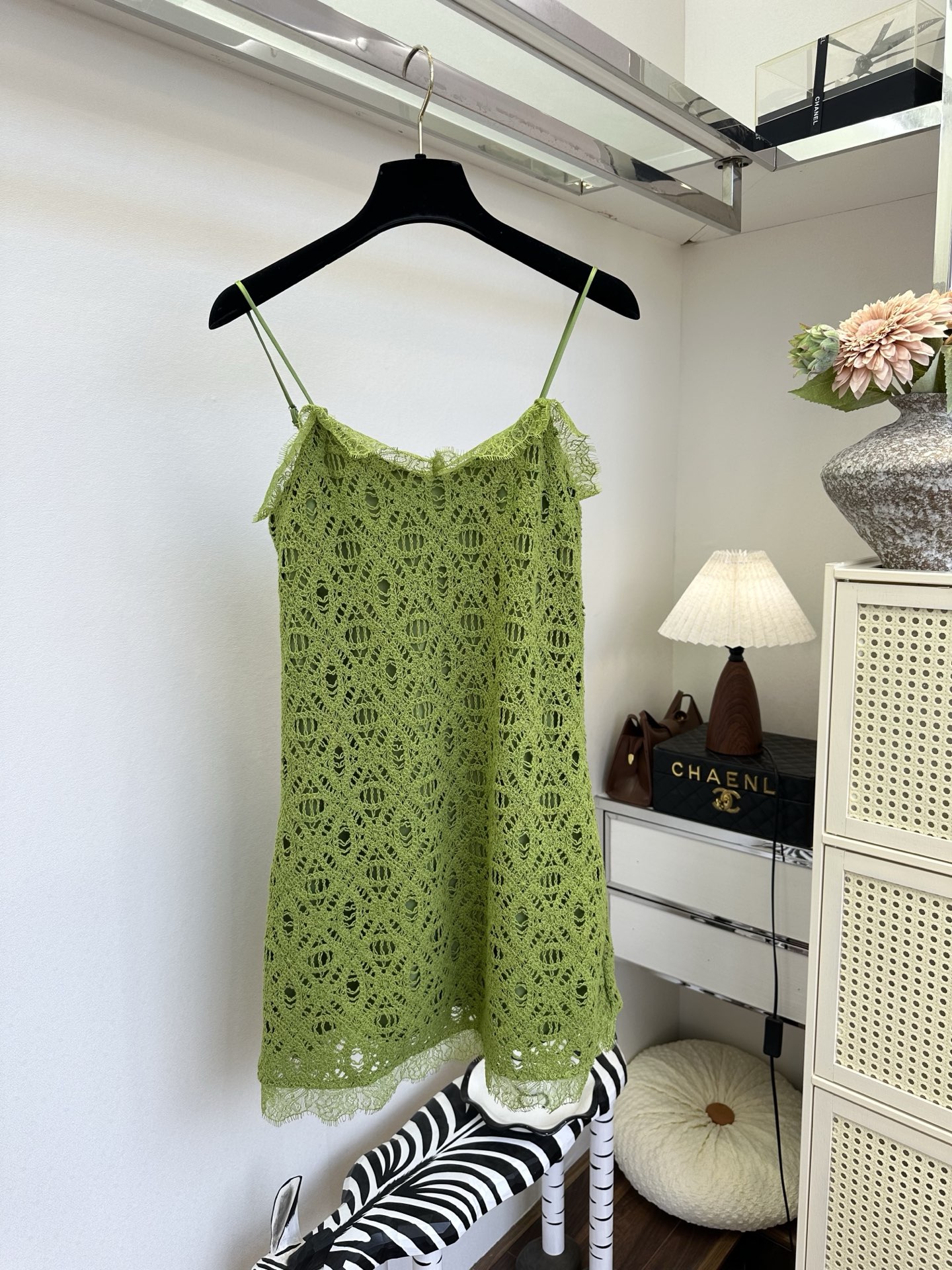 NO:817506,'It has a cool and gentle atmosphere.' How can I describe the beauty you feel after wearing it? Selected handmade water-soluble flower craftsmanship is different from the cheap lace materials in the market. It is the absolute king of mix and match. It can be used as a queen-like suspender skirt or as a layered elegant Korean woman. Decisive to keep it for yourself SIZE S M L PRICE, women's clothing, skirts,19860909「自带清冷又温柔的氛围感」  我该如何形容你穿它后的美呢.精选手工水溶花工艺 区别于市场的廉价蕾丝材质,绝对的混搭王 ,可以做女王气质的吊带裙 也可以做叠穿的气质韩女 果断自留款  SIZE S M L PRICE,女装,skirts,,Women's clothing