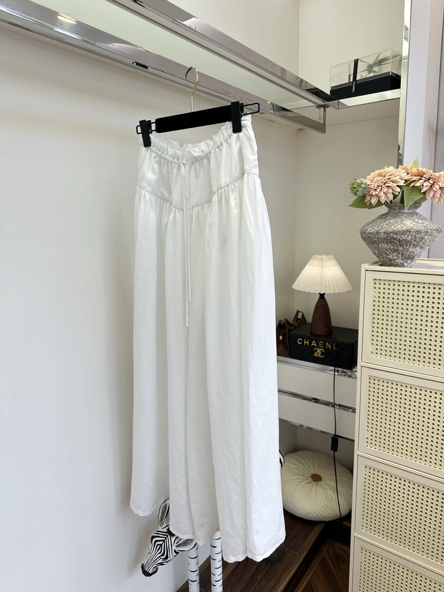 「好看的衣服 会让人视觉“中毒”」 高定烫金工艺天丝麻面料,单面料工艺耗时半个多月,干净利落 「好看的衣服 会让人视觉“中毒”」 高定烫金工艺天丝麻面料,单面料工艺耗时半个多月,干净利落