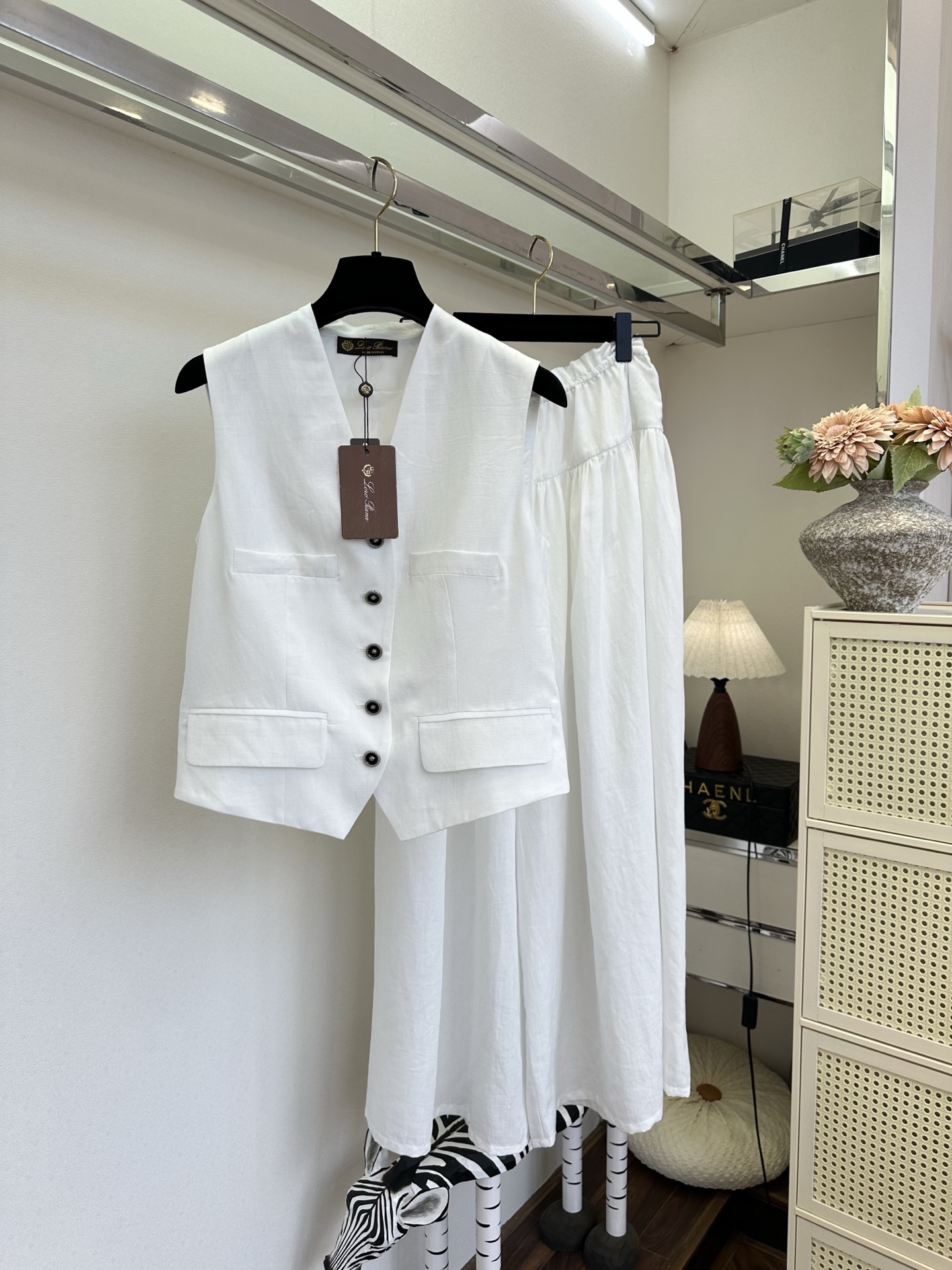 NO:823927,'Good-looking clothes will make people visually 'poisoned'' High-definition bronzing process Tencel linen fabric, a single fabric process took more than half a month, clean waistcoat tailoring and fairy and elegant pants and skirts are combined.19860909「好看的衣服 会让人视觉“中毒”」 高定烫金工艺天丝麻面料,单面料工艺耗时半个多月,干净利落的马甲剪裁 和又仙又典雅的裤裙做结合 上身一秒钟就是气质女神范儿  SIZE S M L P /套,女装,skirts,,Women's clothing