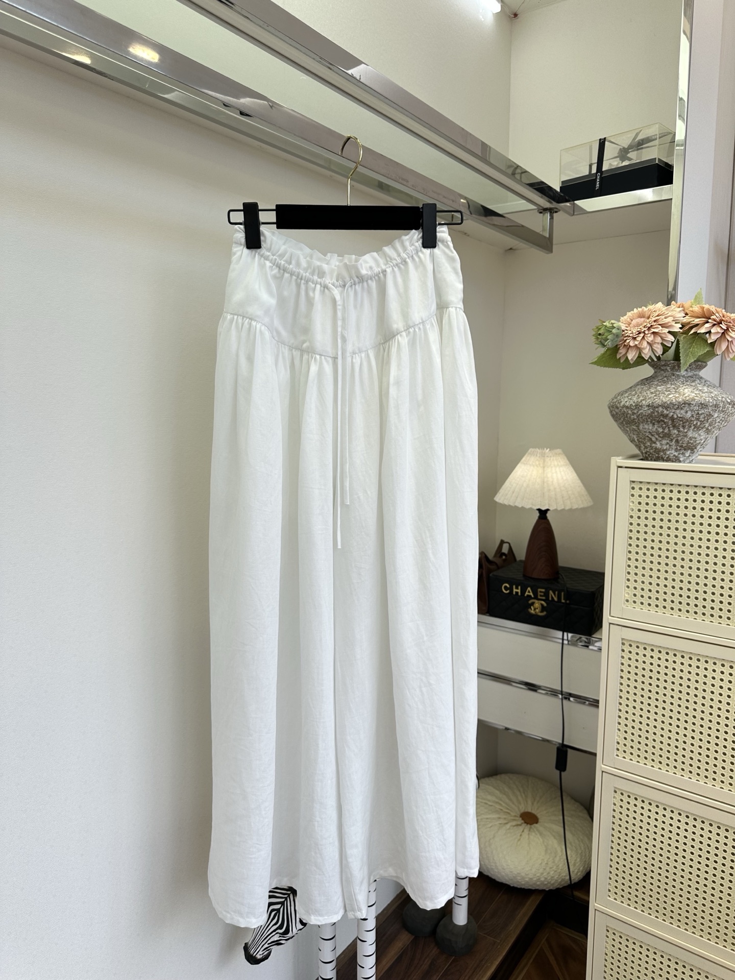 「好看的衣服 会让人视觉“中毒”」 高定烫金工艺天丝麻面料,单面料工艺耗时半个多月,干净利落 「好看的衣服 会让人视觉“中毒”」 高定烫金工艺天丝麻面料,单面料工艺耗时半个多月,干净利落