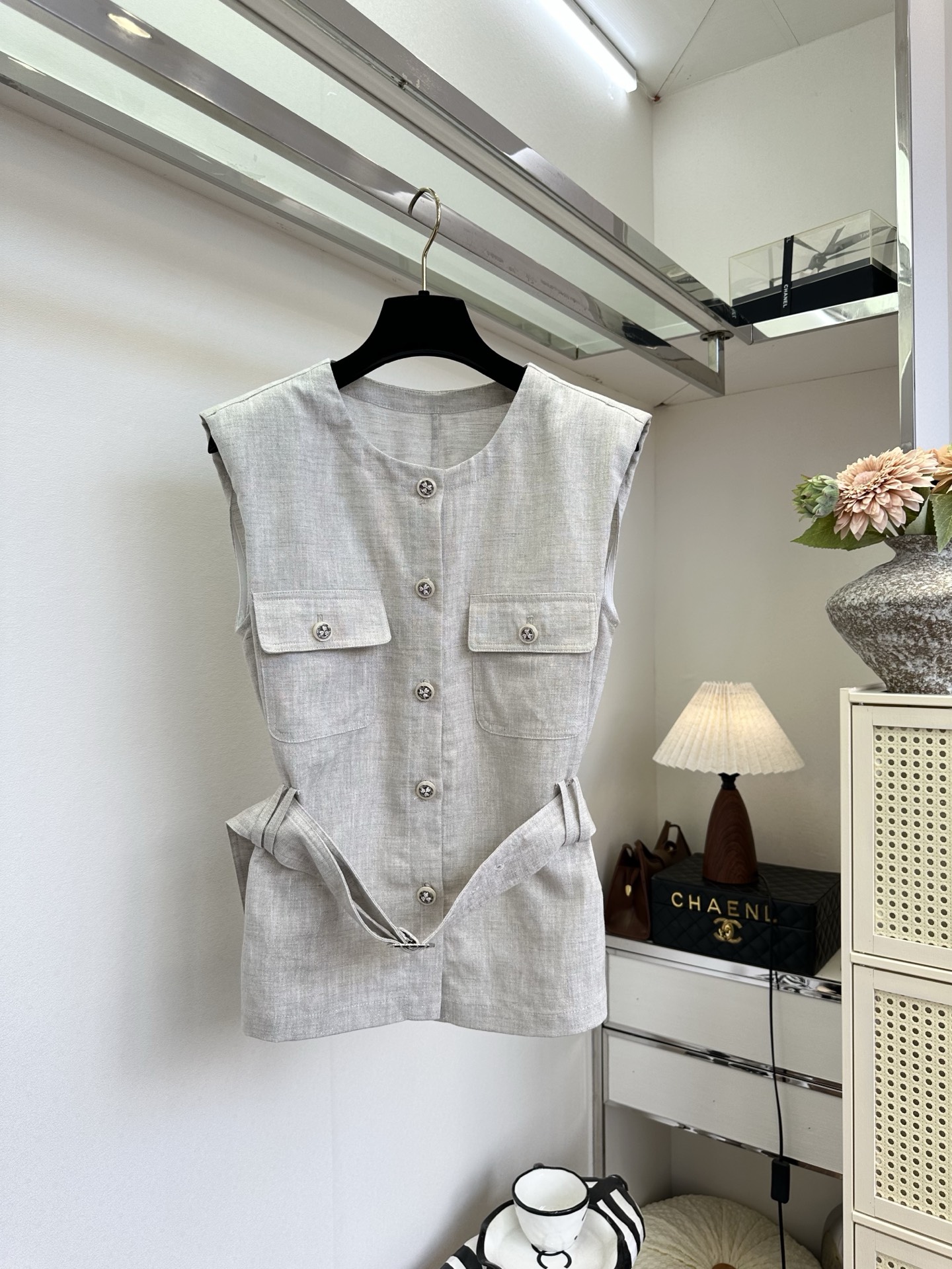 NO:823908,'Farewell to the past self and complete a silent transformation.' The imported linen material is breathable and comfortable, the belt waist design is lazy and delicate, the upper body outlines soft lines, gentle and elegant, the more you look at it, the more charming it becomes. SIZE S M L P, women's clothing,19860909「告别从前的自己,完成一场无声蜕变」 进口的麻料材质 透气又舒适 ,腰带收腰设计拿捏慵懒与精致,上身勾勒柔美线条,温婉大气,越看越有韵味.  SIZE S M L P,女装,,Women's clothing
