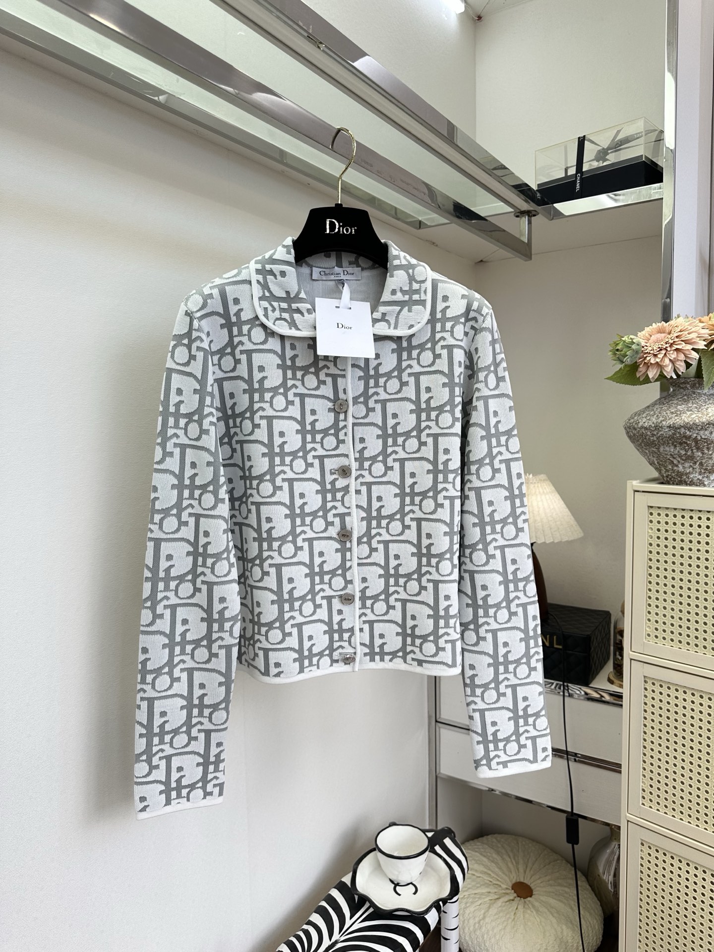「这就很优雅了」       一比一原版复刻，小翻领高级又气质 。  SIZE： S M L