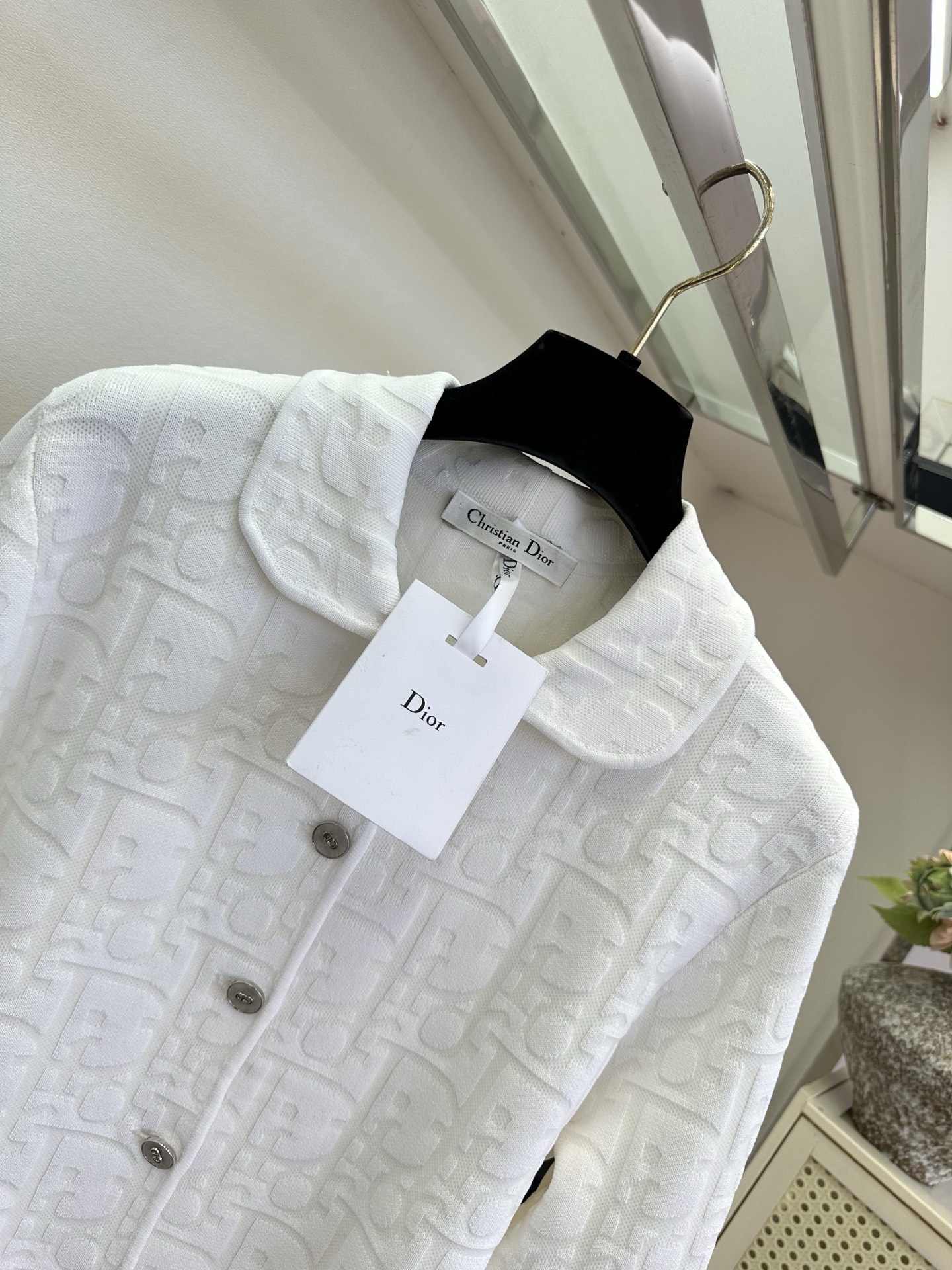「这就很优雅了」       一比一原版复刻，小翻领高级又气质 。  SIZE： S M L