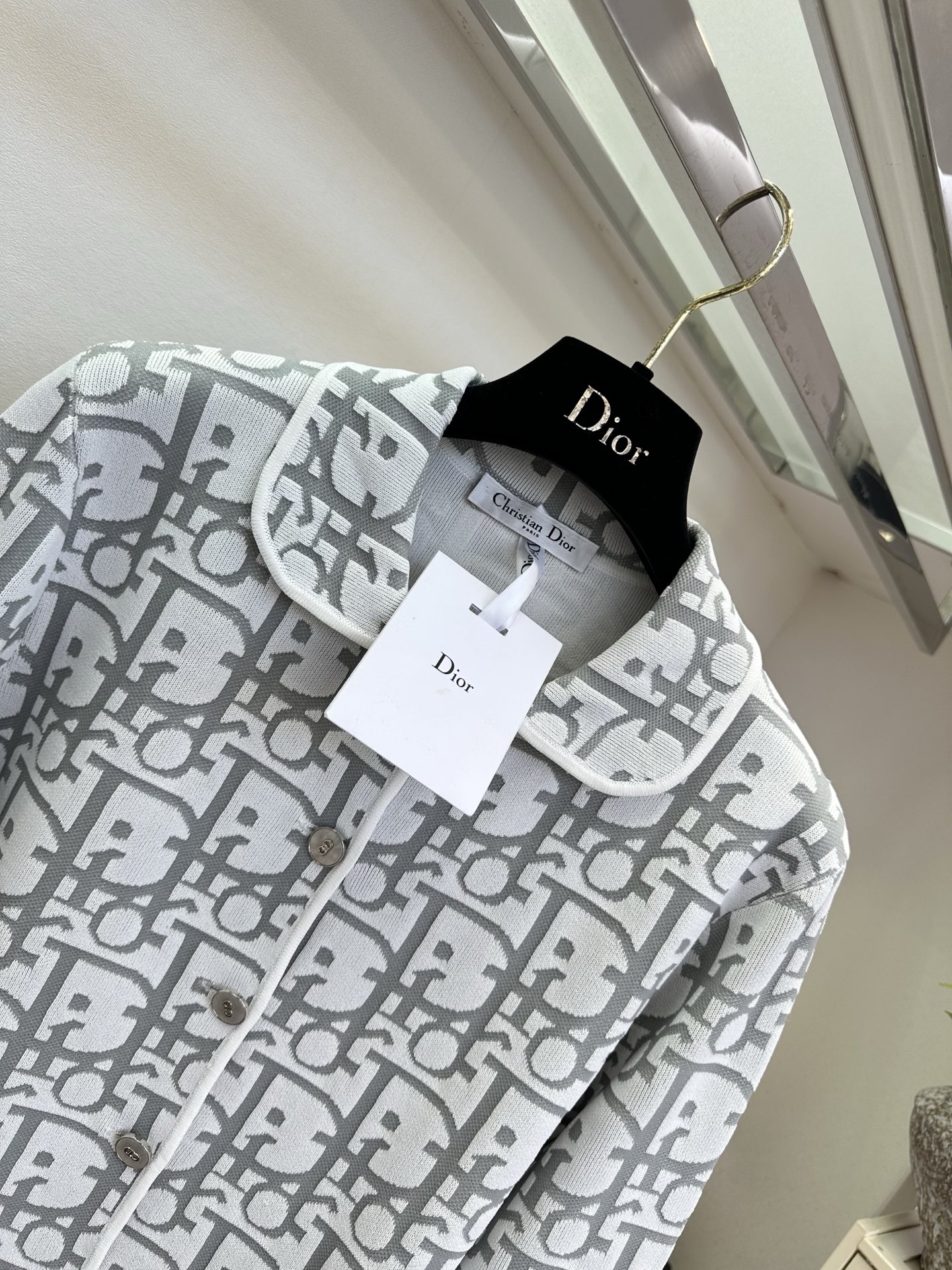 「这就很优雅了」       一比一原版复刻，小翻领高级又气质 。  SIZE： S M L