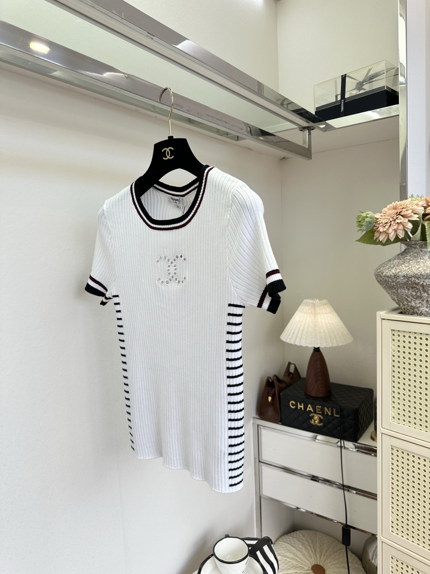「CoCo 女孩 」   经典的黑白撞色 侧边的条纹撞色 视觉效果瘦出蚂蚁腰。  SIZE： S M L