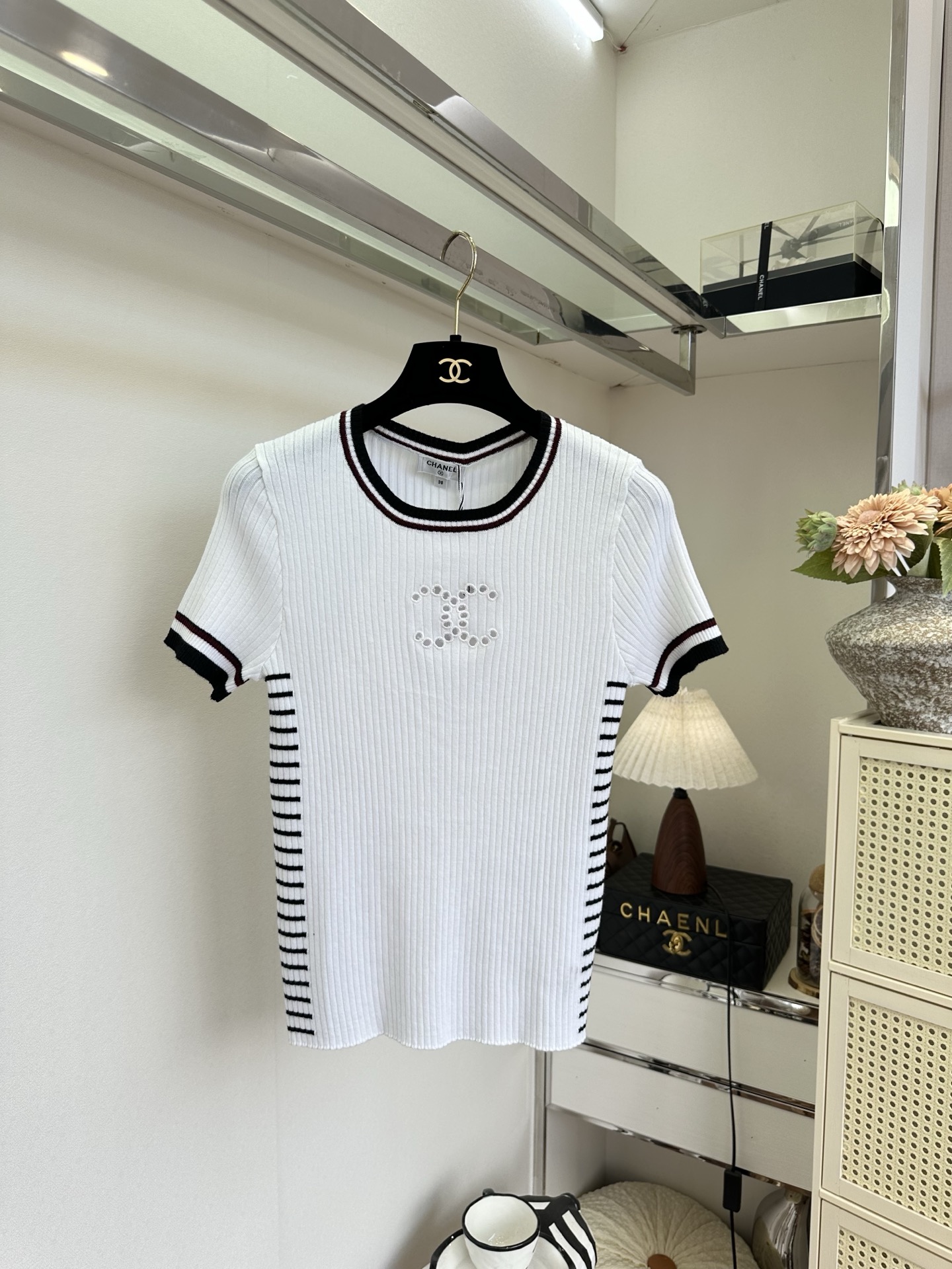 NO:823965,'CoCo Girl' classic black and white contrast, stripes on the side contrast, visual effect slimming down the ant waist. SIZE S M L, Chanel-clothing, chanel,19860909「CoCo 女孩 」 经典的黑白撞色 侧边的条纹撞色 视觉效果瘦出蚂蚁腰.  SIZE S M L,香奈儿-服装,chanel,,Women's clothing
