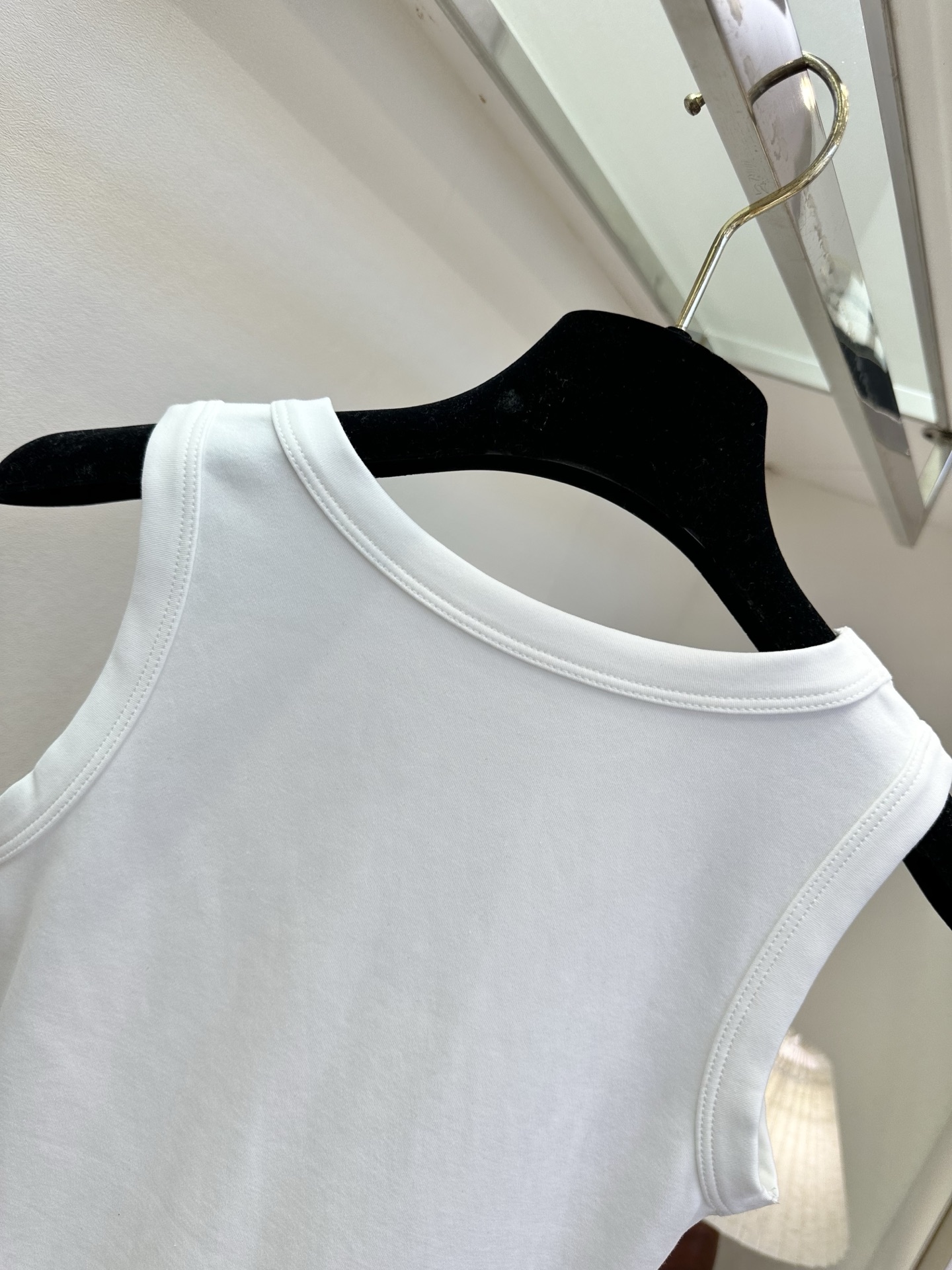 「极简主义」     你能懂一件白背心的杀伤力吗？万能搭配法则之一。  SIZE： S M L