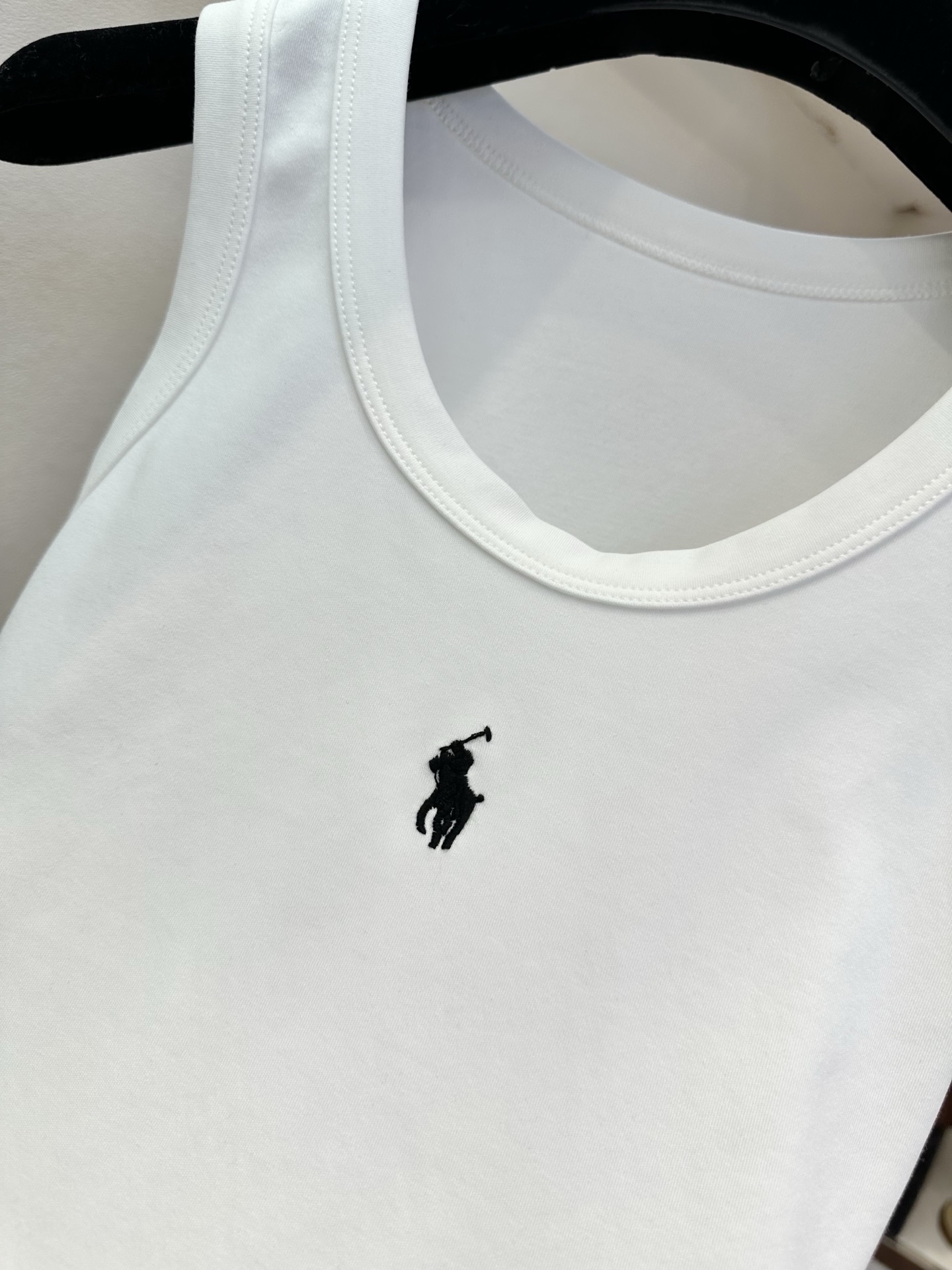 「极简主义」     你能懂一件白背心的杀伤力吗？万能搭配法则之一。  SIZE： S M L