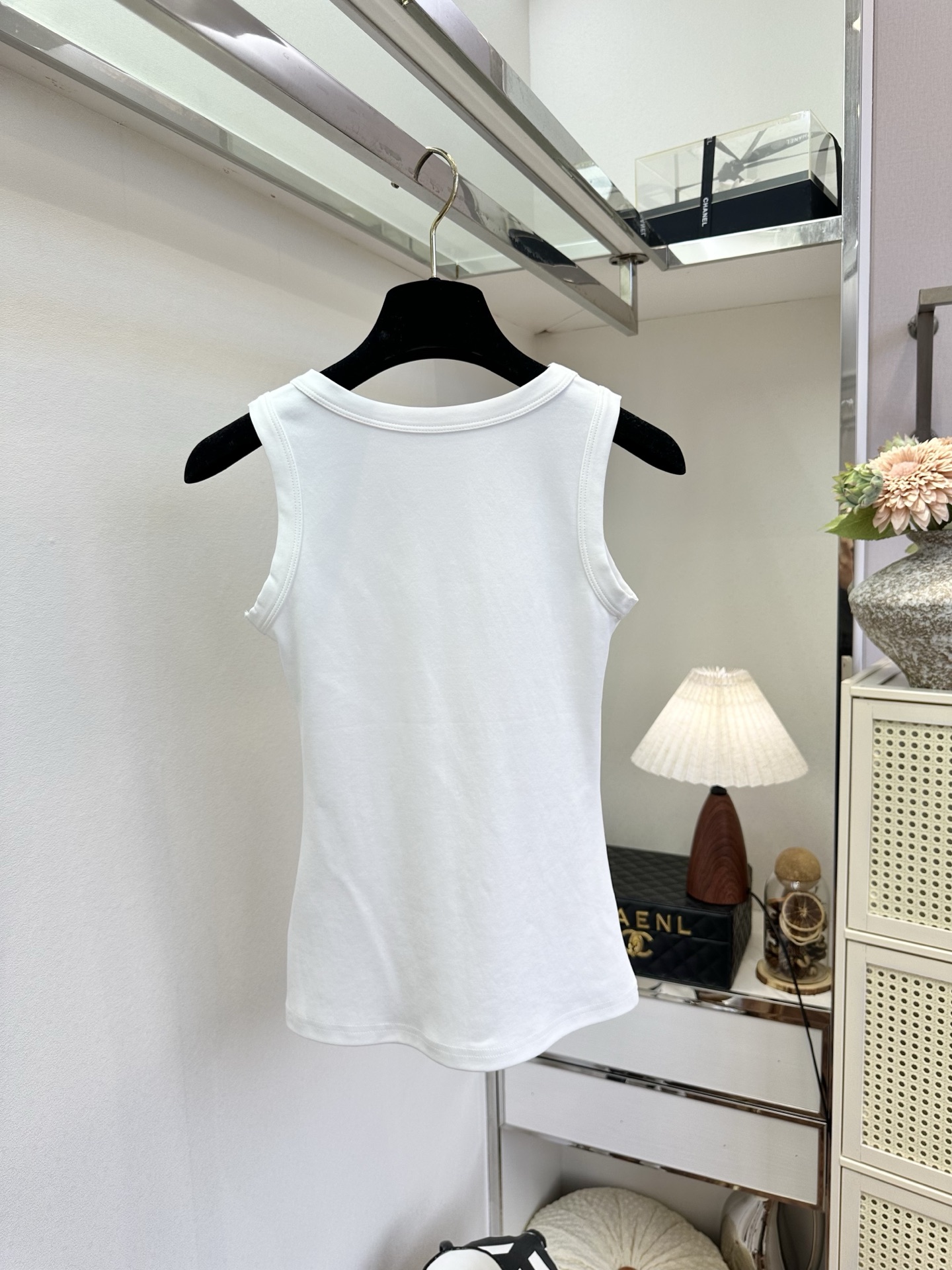 「极简主义」     你能懂一件白背心的杀伤力吗？万能搭配法则之一。  SIZE： S M L
