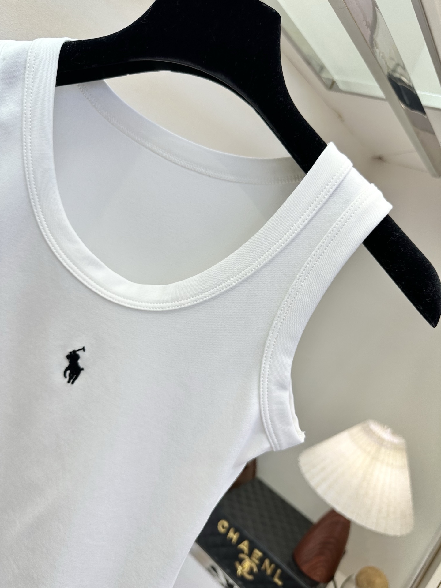 「极简主义」     你能懂一件白背心的杀伤力吗？万能搭配法则之一。  SIZE： S M L