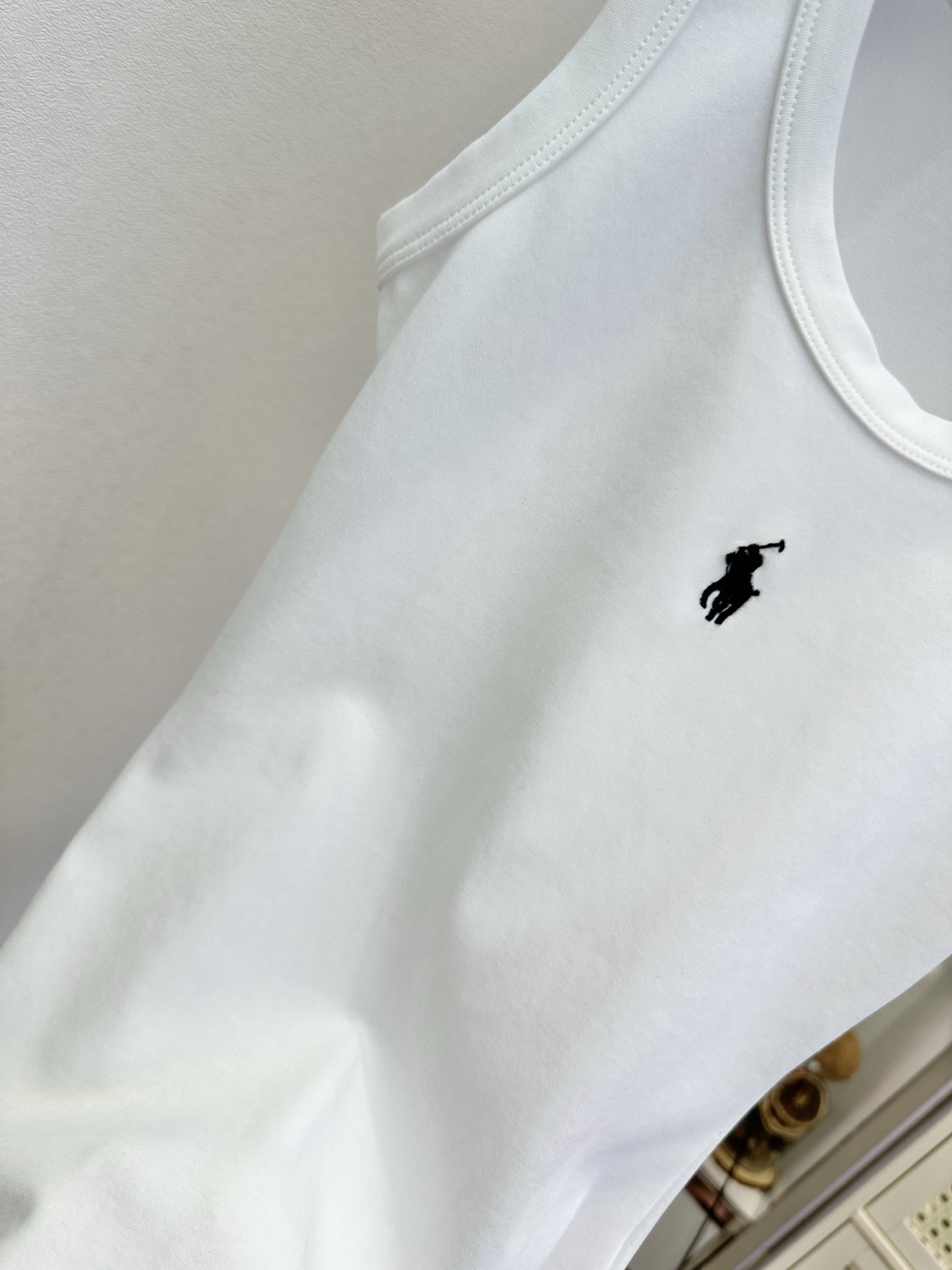 「极简主义」     你能懂一件白背心的杀伤力吗？万能搭配法则之一。  SIZE： S M L