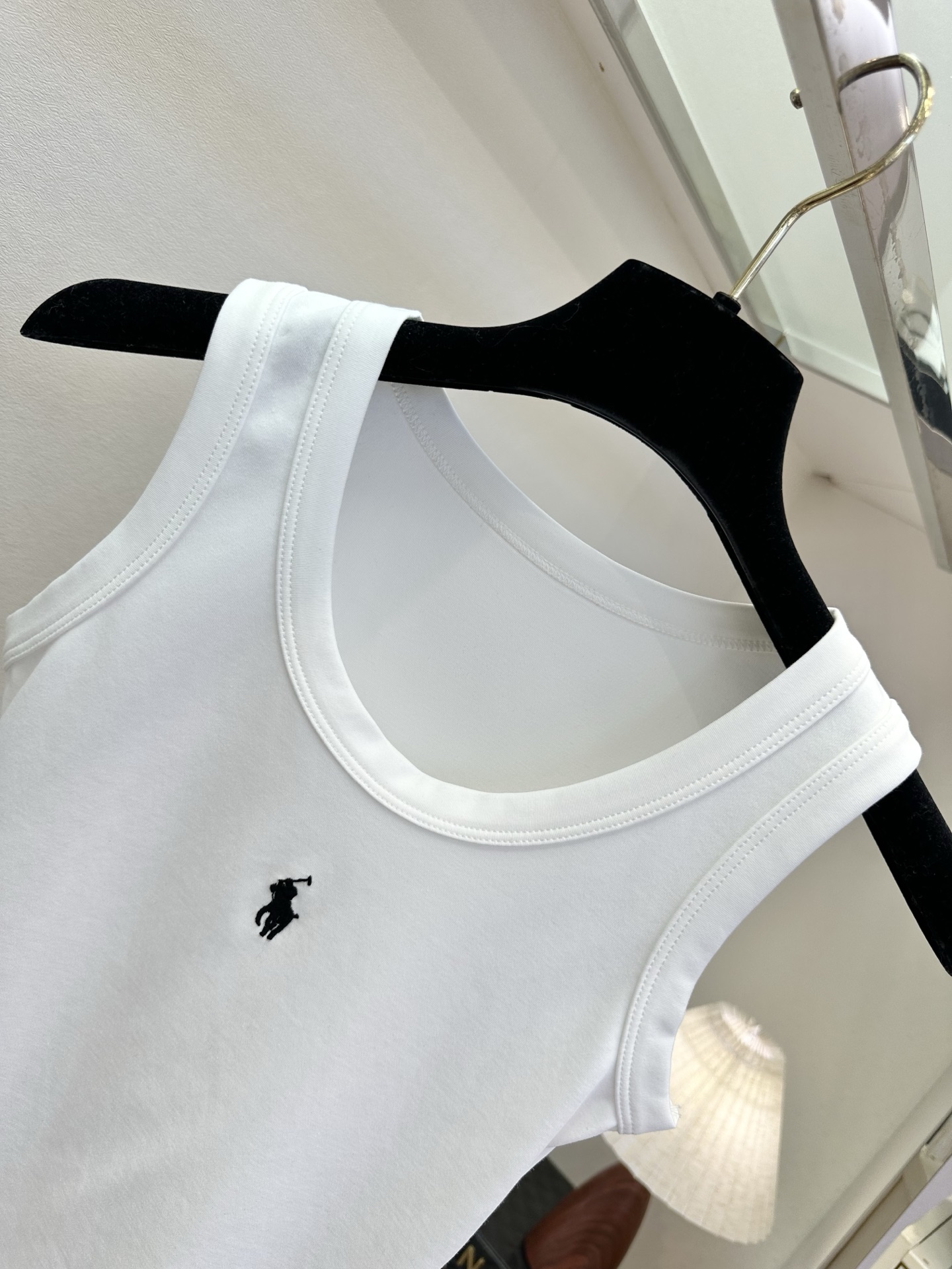「极简主义」     你能懂一件白背心的杀伤力吗？万能搭配法则之一。  SIZE： S M L