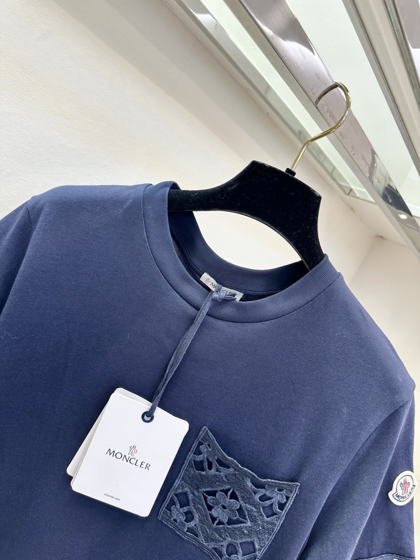 「不一样的T」     一比一原版复刻 做工细节可对标 ZP   SIZE： S M L