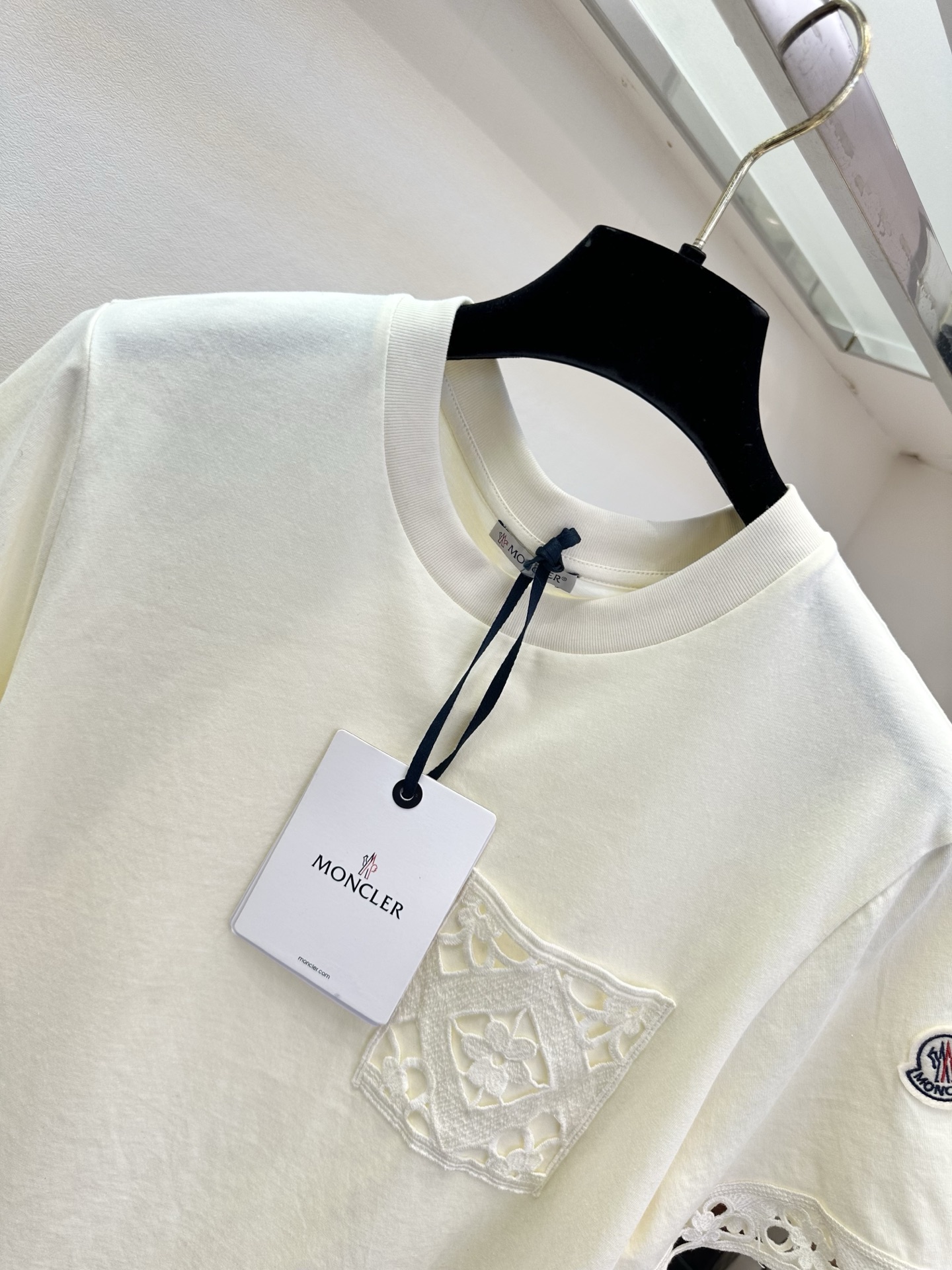 「不一样的T」     一比一原版复刻 做工细节可对标 ZP   SIZE： S M L