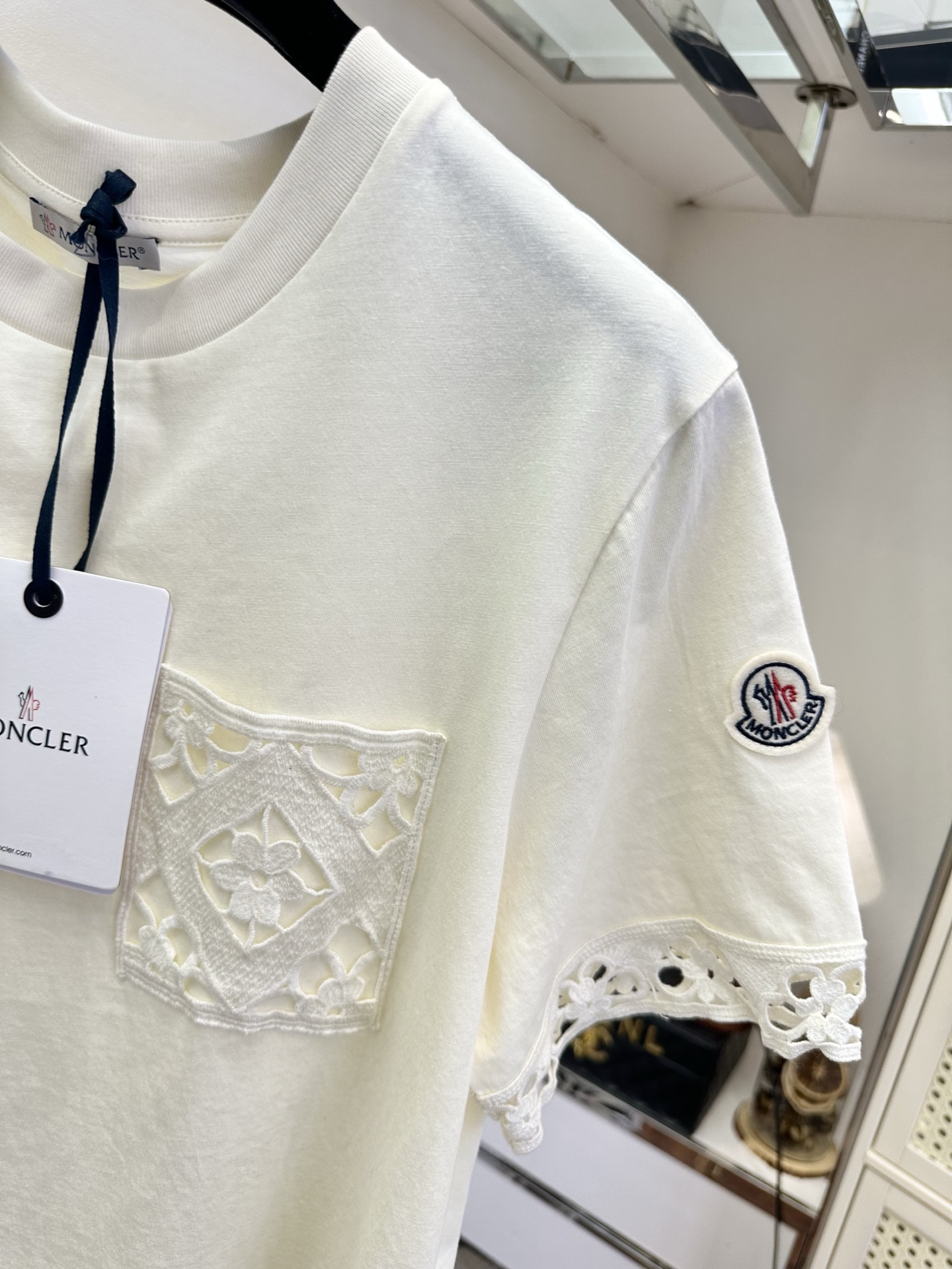 「不一样的T」     一比一原版复刻 做工细节可对标 ZP   SIZE： S M L