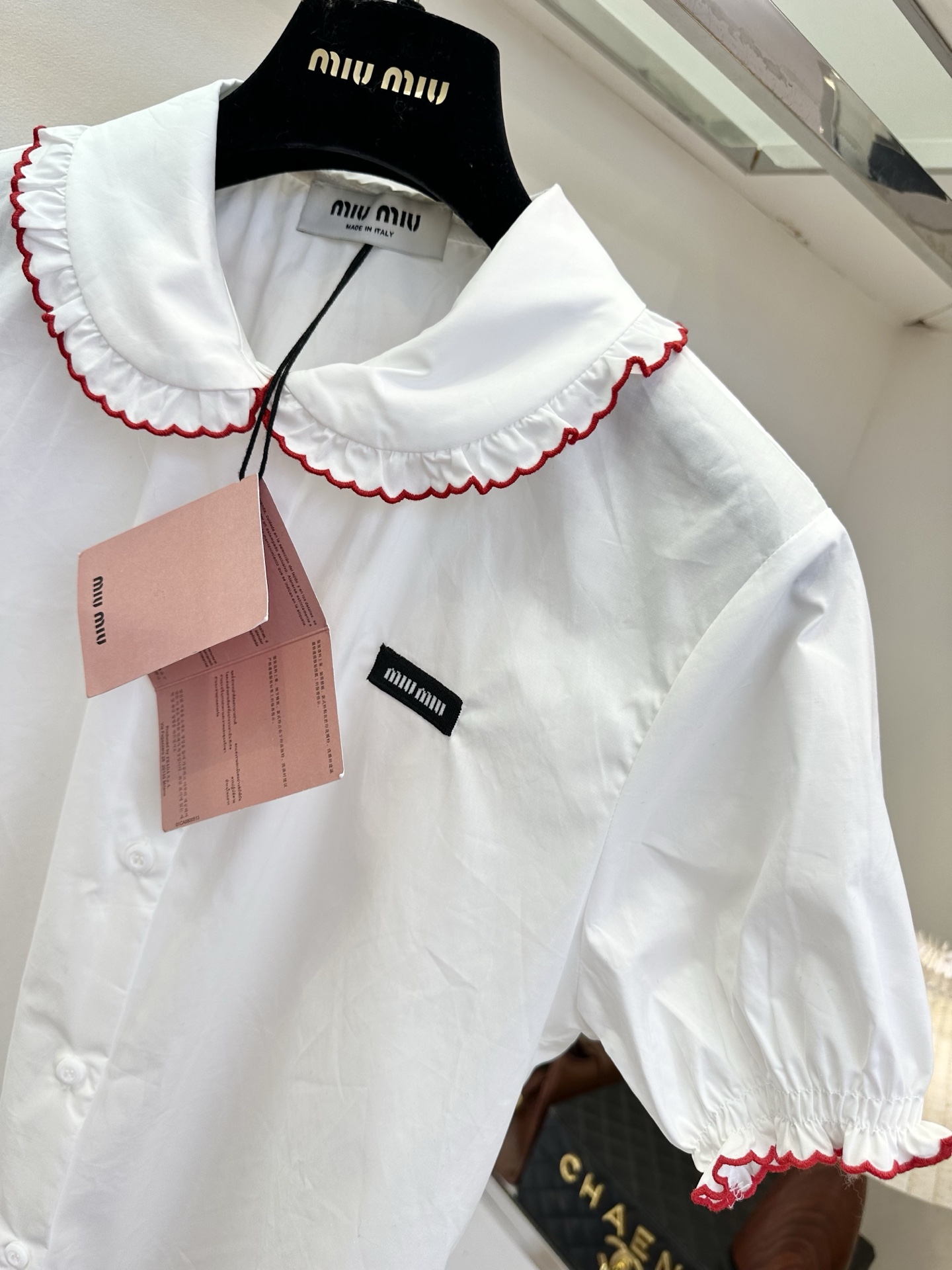 「甜妹的ootd」     依旧的减龄甜美系列 木耳折边小翻领 撞色衣边设计 上身真的超显幼态感  SI
