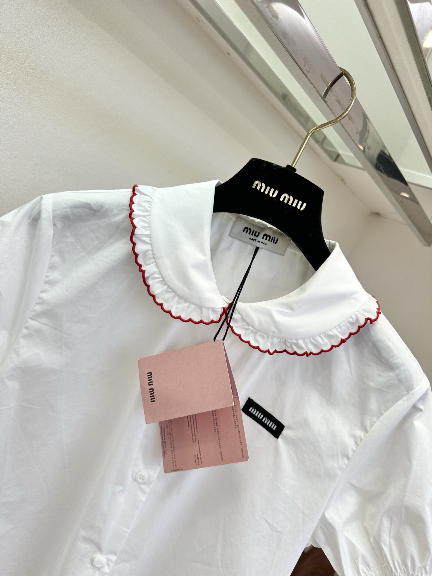 「甜妹的ootd」     依旧的减龄甜美系列 木耳折边小翻领 撞色衣边设计 上身真的超显幼态感  SI