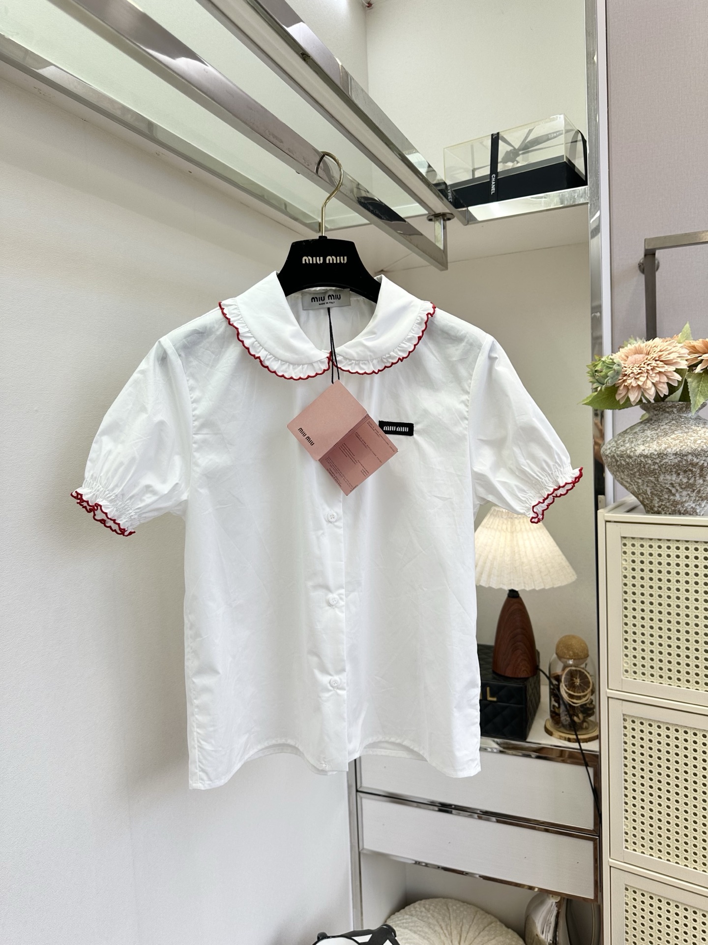 「甜妹的ootd」     依旧的减龄甜美系列 木耳折边小翻领 撞色衣边设计 上身真的超显幼态感  SI