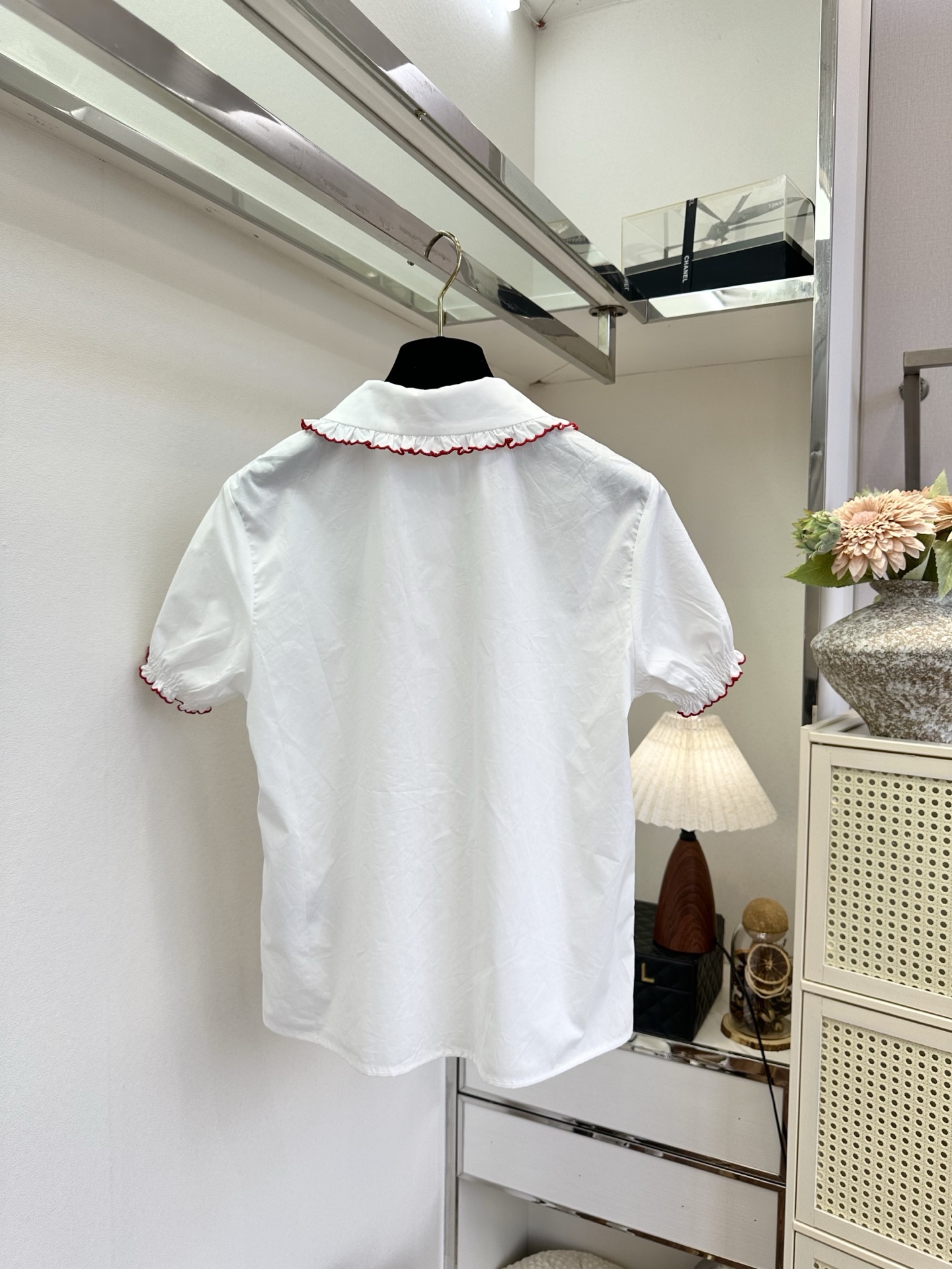 「甜妹的ootd」     依旧的减龄甜美系列 木耳折边小翻领 撞色衣边设计 上身真的超显幼态感  SI