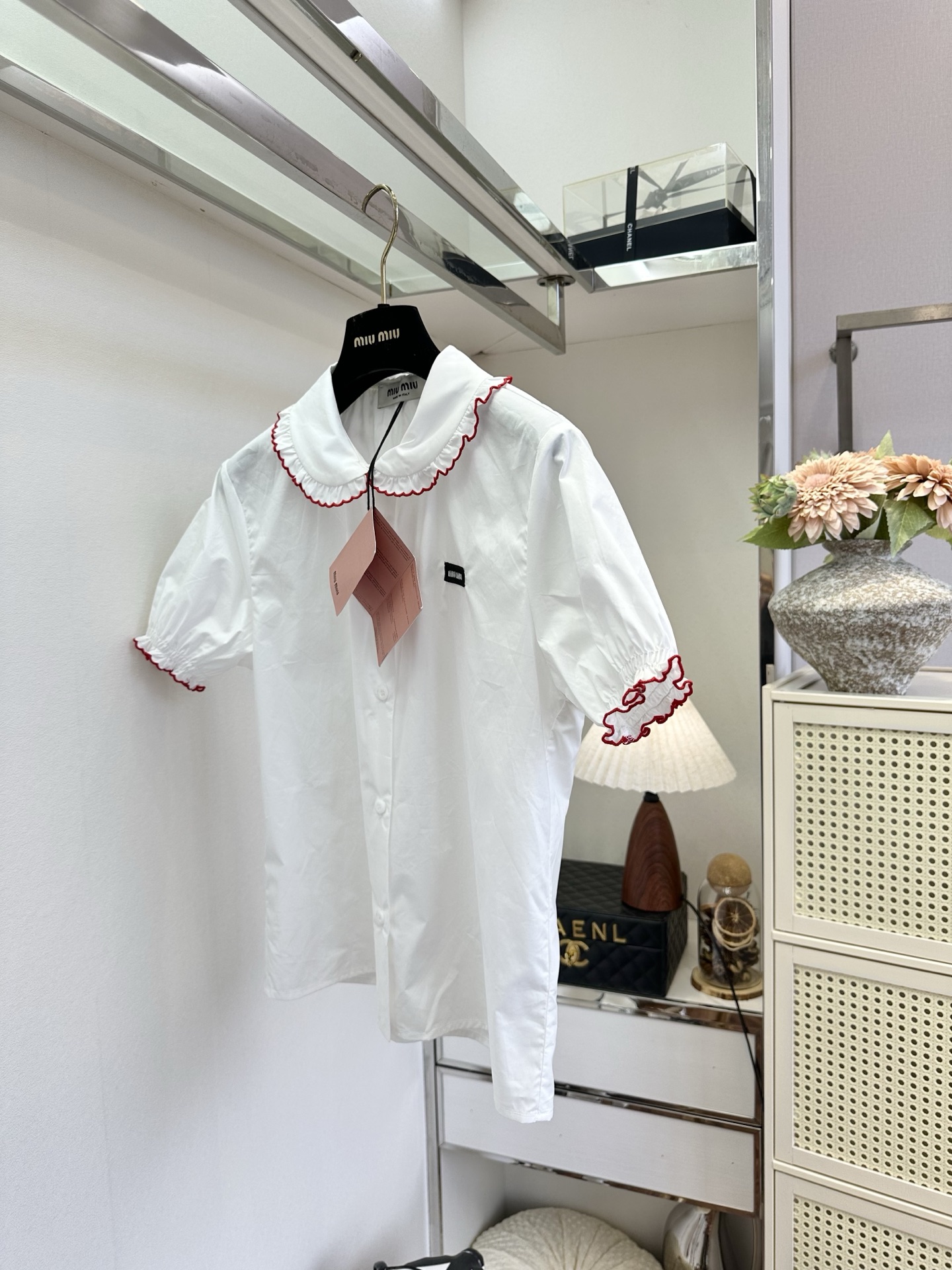 「甜妹的ootd」     依旧的减龄甜美系列 木耳折边小翻领 撞色衣边设计 上身真的超显幼态感  SI
