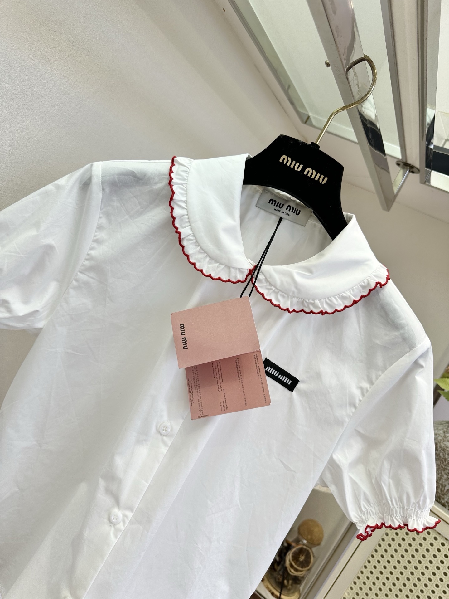 「甜妹的ootd」     依旧的减龄甜美系列 木耳折边小翻领 撞色衣边设计 上身真的超显幼态感  SI