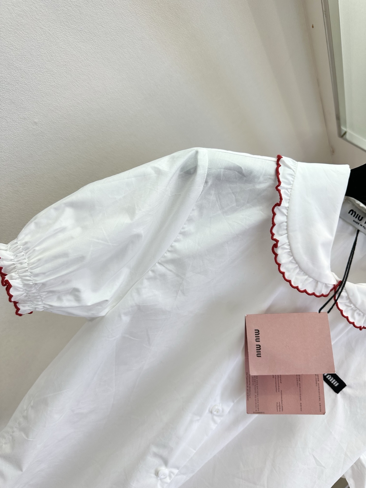 「甜妹的ootd」     依旧的减龄甜美系列 木耳折边小翻领 撞色衣边设计 上身真的超显幼态感  SI