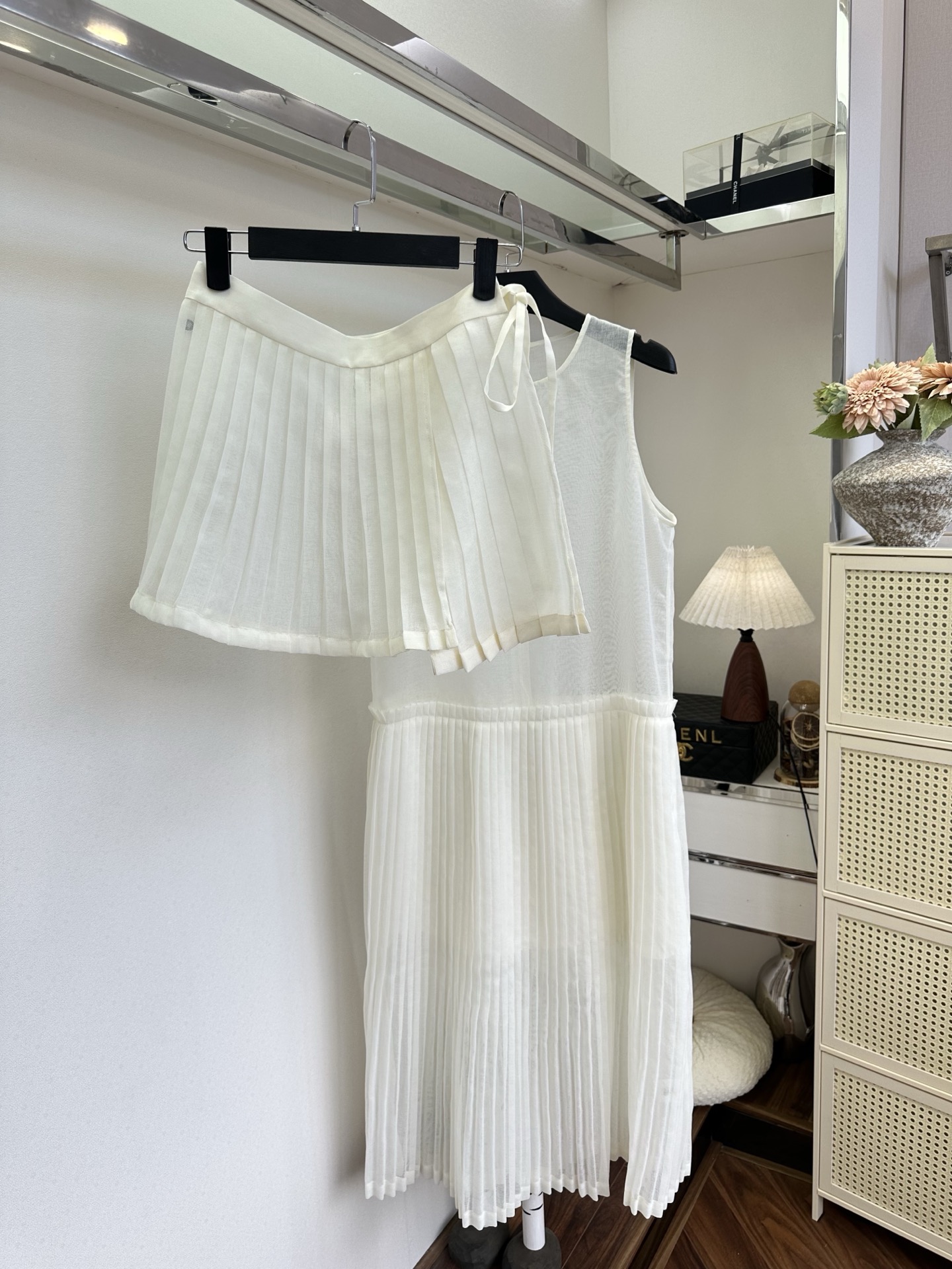 NO:828268,'You don't have to be perfect, but don't forget to dress up and become beautiful.' Get rid of vulnerability and confusion, transform in the wind and rain, and live your most dazzling look. The fairy-like two-piece pleated vest dress and butt curtain can also be worn separately SIZE S M L, women's clothing, skirts,19860909「你不一定很完美 但是一定别忘记打扮和变美」  褪去脆弱与迷茫,在风雨中蜕变,活成自己最耀眼的模样.仙气十足的两件套背心百褶连衣裙 屁帘也可分开做穿搭哦  SIZE S M L,女装,skirts,,Women's clothing