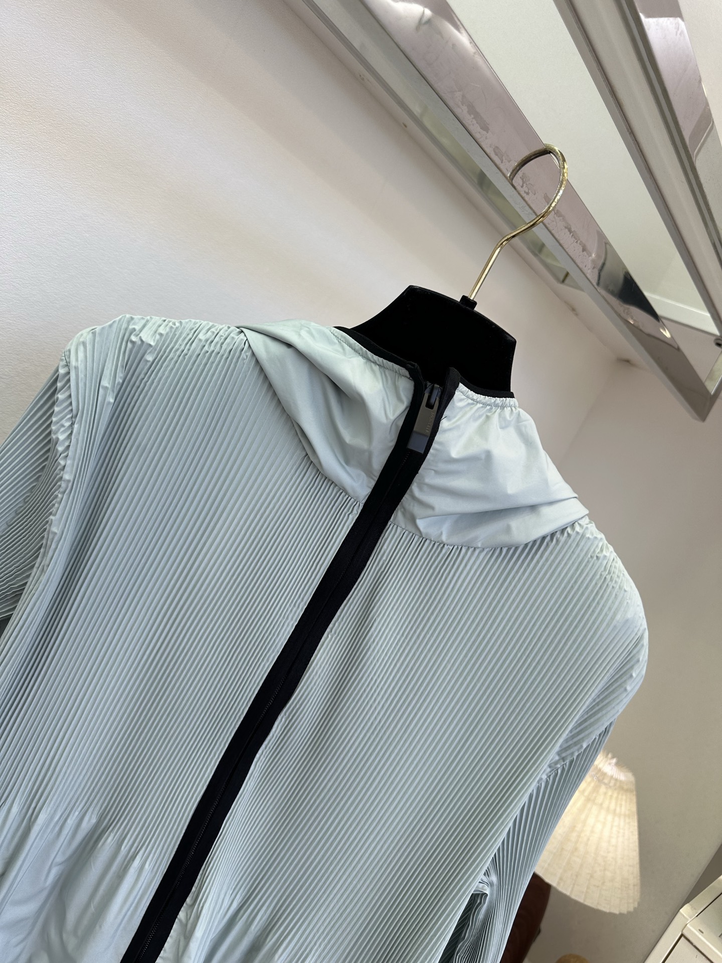 「夏季出门的防晒必备神器」 一比一原版复刻  不一样的褶皱防晒衣 。     SIZE： S M L