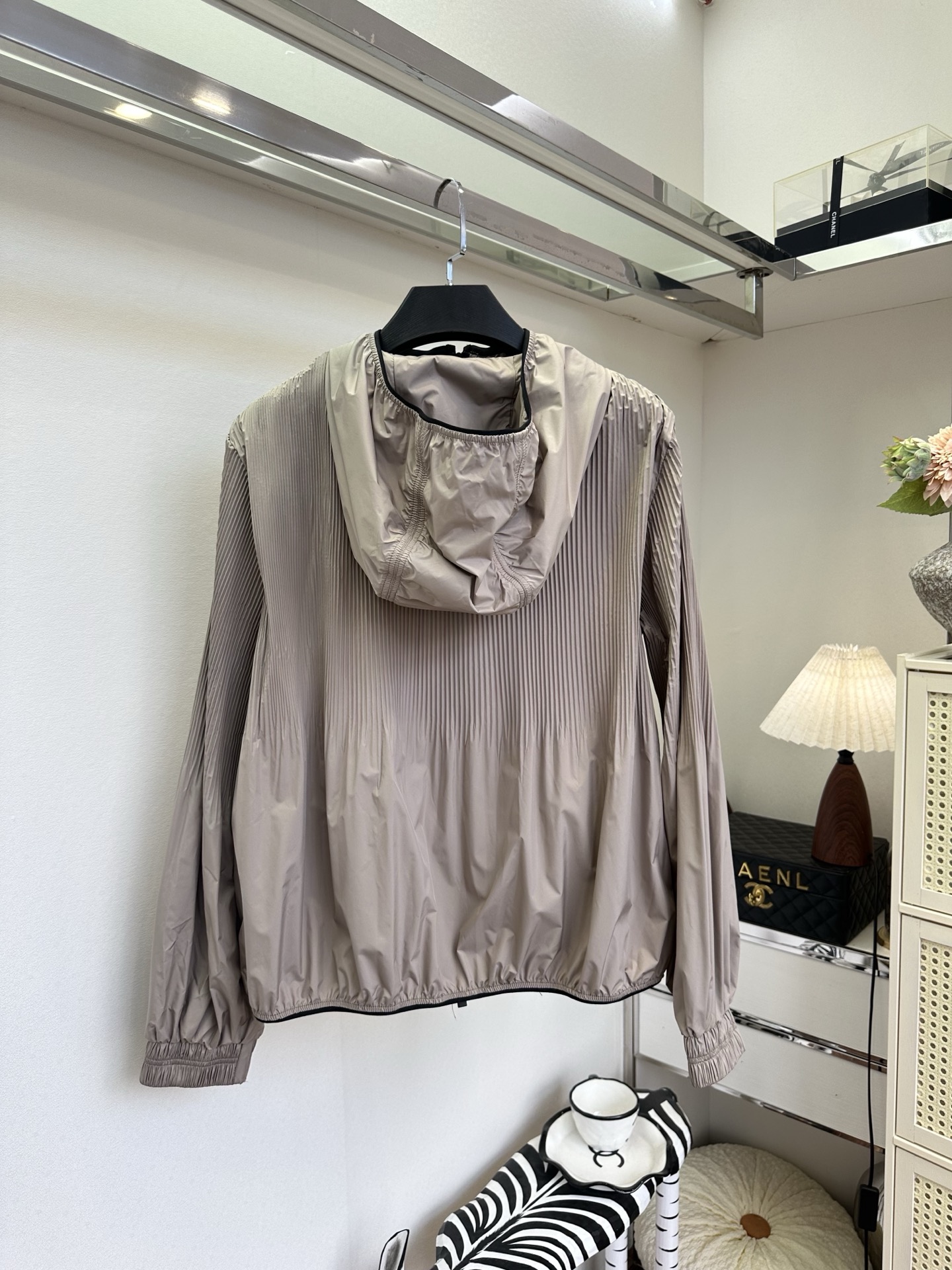 「夏季出门的防晒必备神器」 一比一原版复刻  不一样的褶皱防晒衣 。     SIZE： S M L