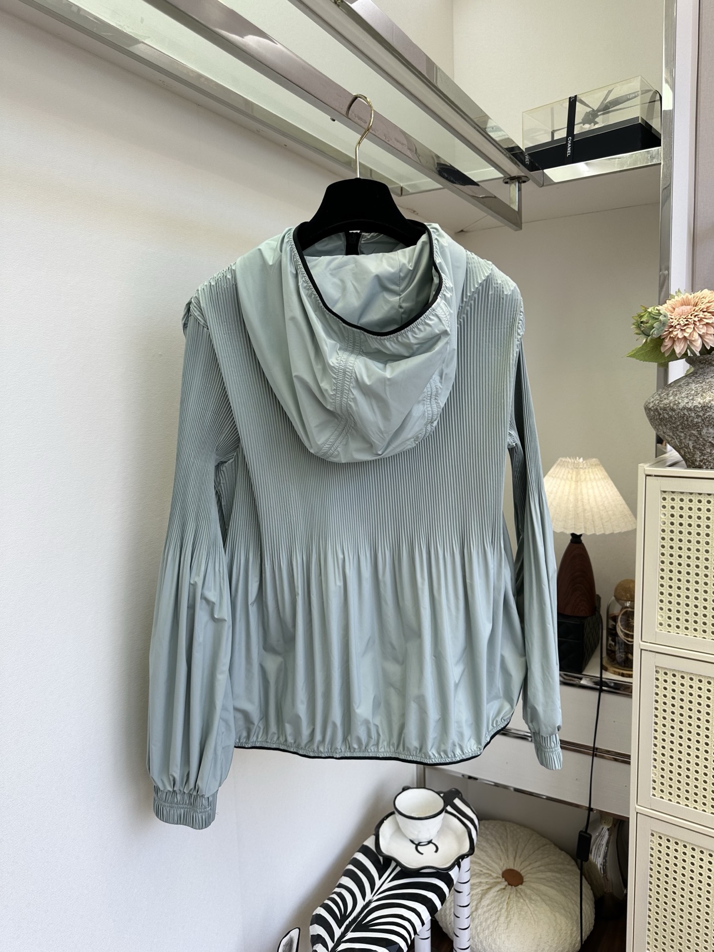 「夏季出门的防晒必备神器」 一比一原版复刻  不一样的褶皱防晒衣 。     SIZE： S M L