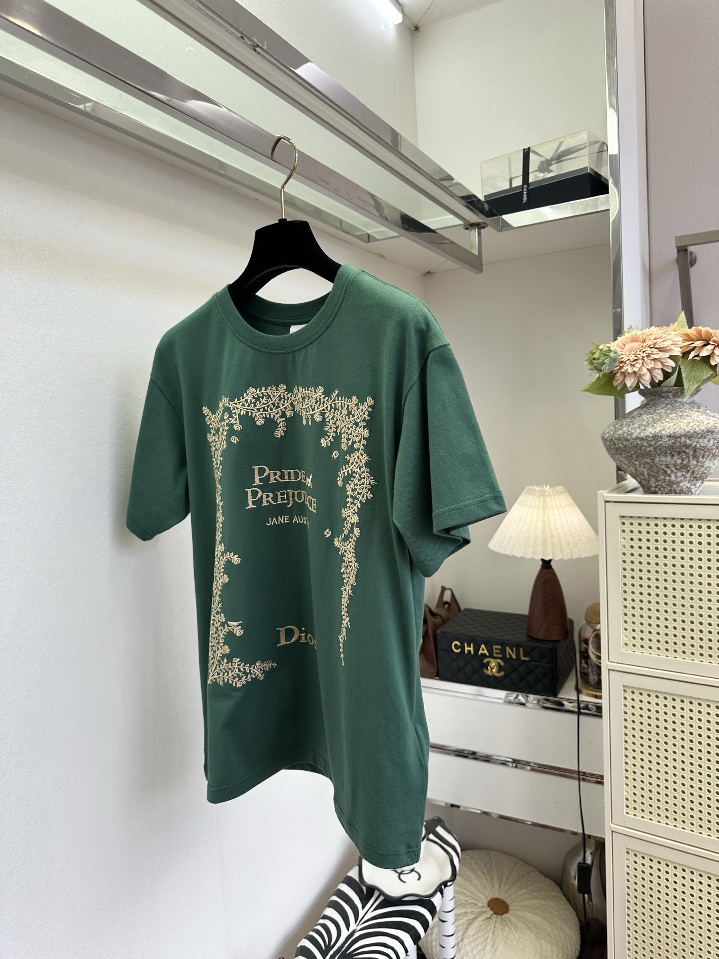 「夏天的衣橱 一件T的舒适度你可懂」    一眼沦陷的复古绿刺绣TSIZE： S M L