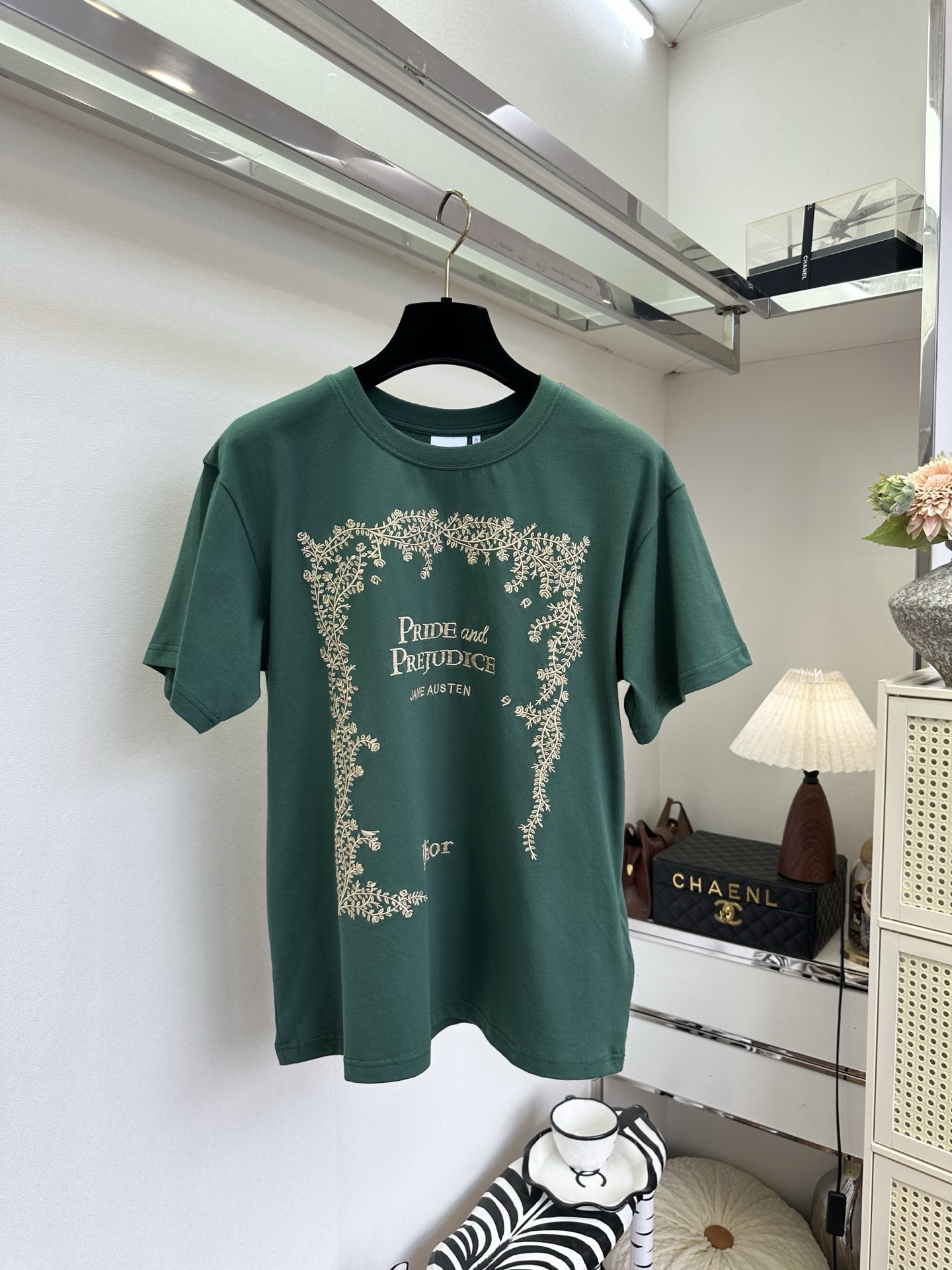 「夏天的衣橱 一件T的舒适度你可懂」    一眼沦陷的复古绿刺绣TSIZE： S M L