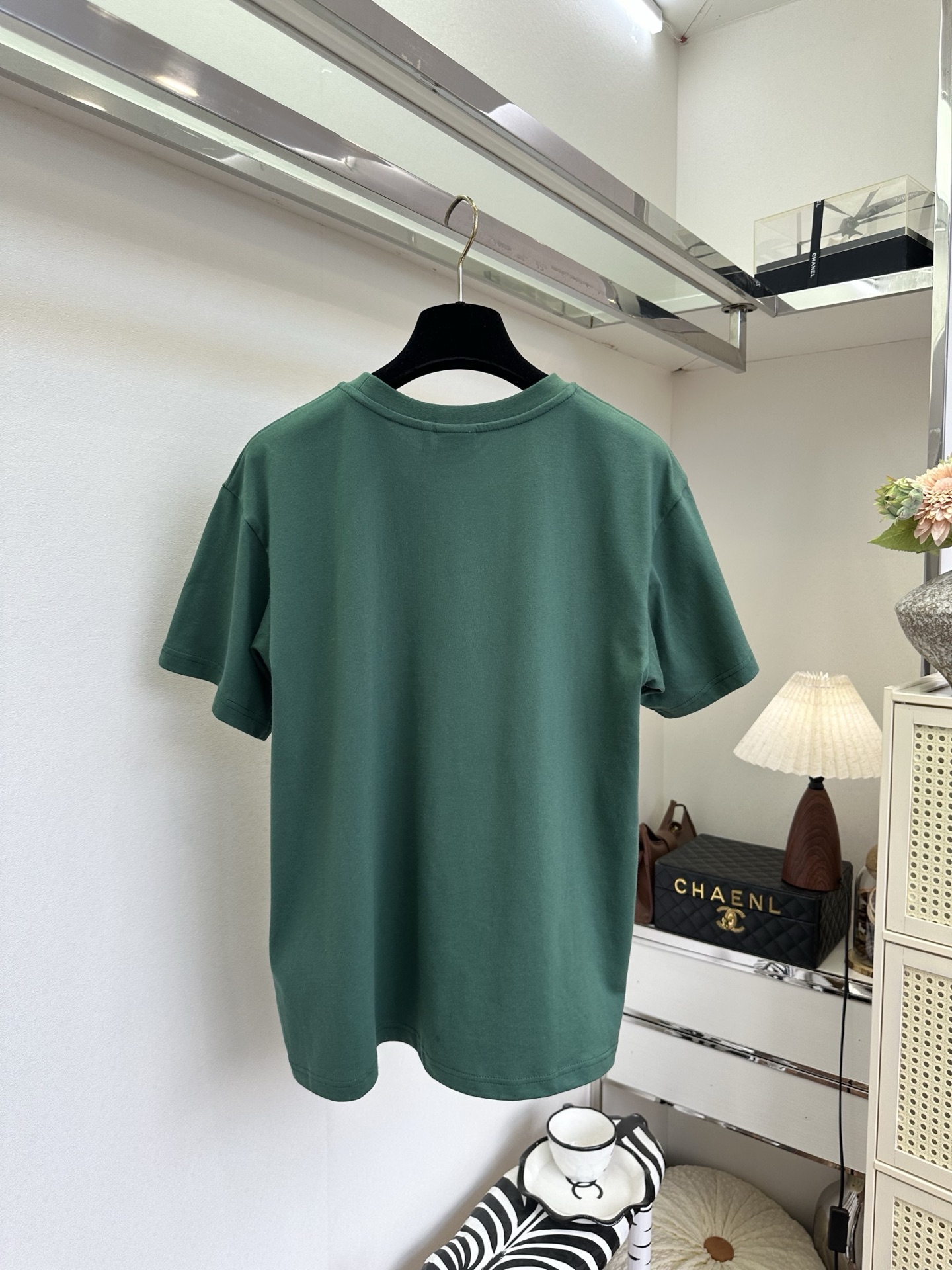 「夏天的衣橱 一件T的舒适度你可懂」    一眼沦陷的复古绿刺绣TSIZE： S M L