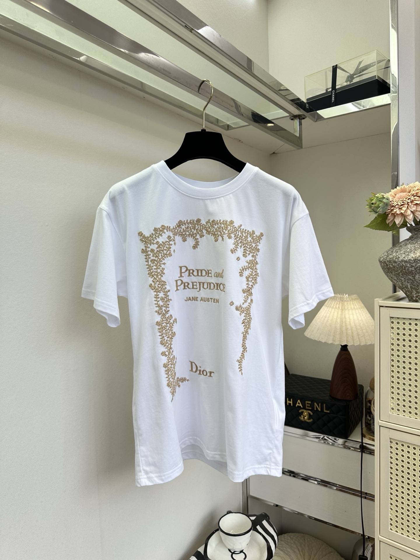 「夏天的衣橱 一件T的舒适度你可懂」    一眼沦陷的复古绿刺绣TSIZE： S M L