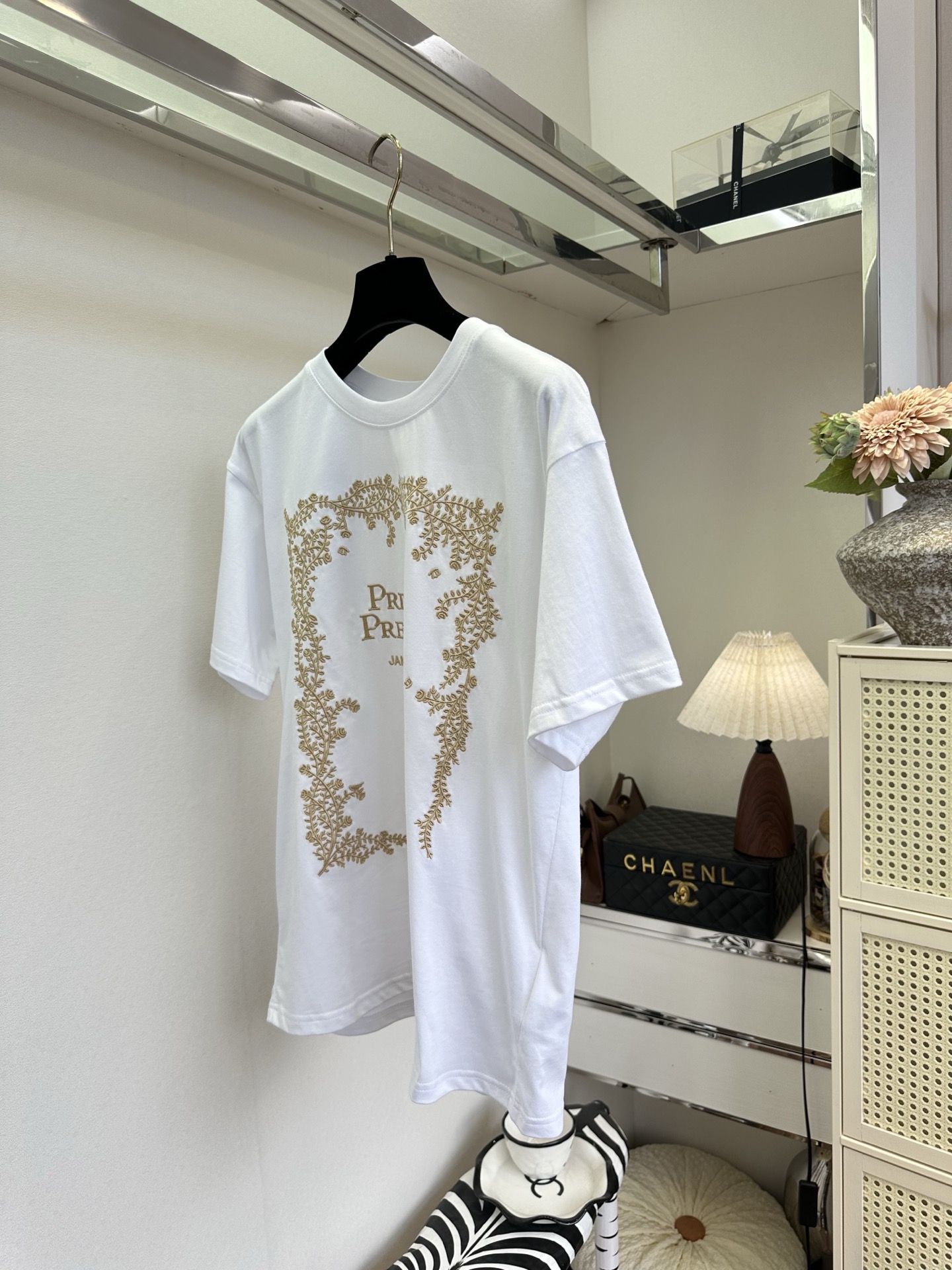 「夏天的衣橱 一件T的舒适度你可懂」    一眼沦陷的复古绿刺绣TSIZE： S M L