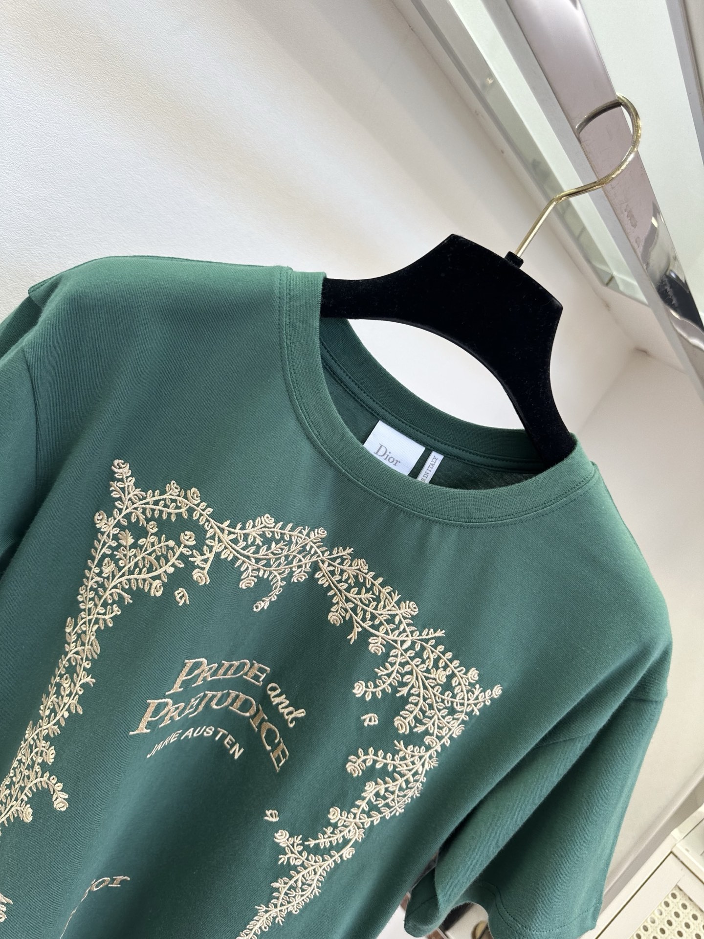 「夏天的衣橱 一件T的舒适度你可懂」    一眼沦陷的复古绿刺绣TSIZE： S M L