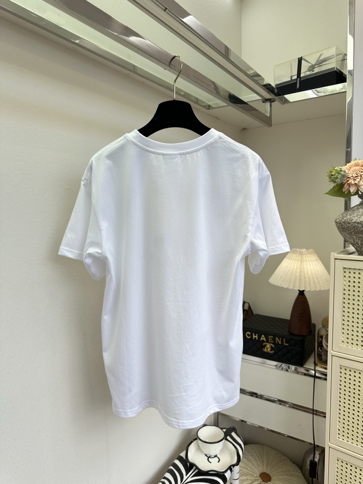「夏天的衣橱 一件T的舒适度你可懂」    一眼沦陷的复古绿刺绣TSIZE： S M L