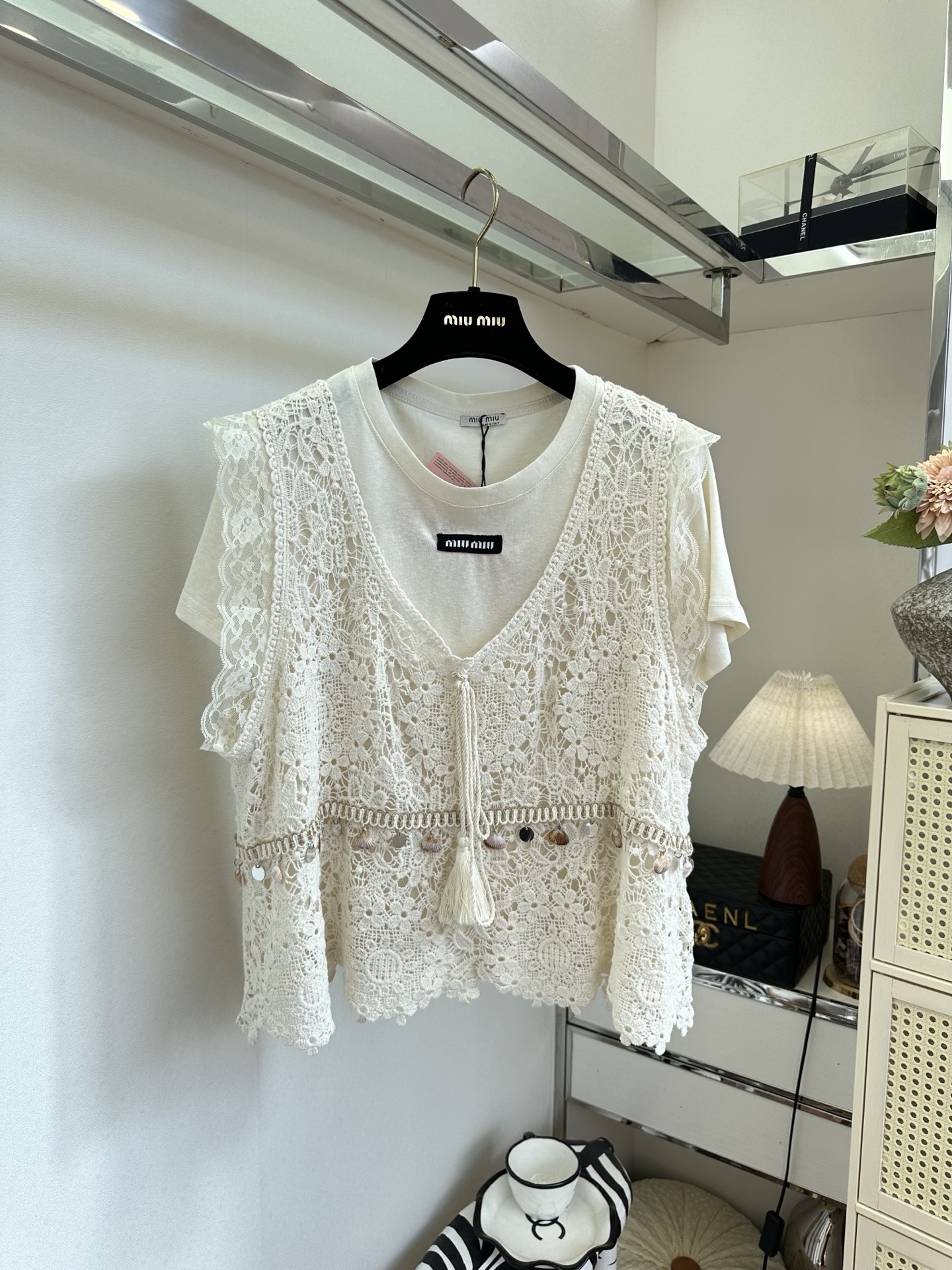 「清新脱俗的两件套」    收勾水溶化马甲和针织超细针短袖 完美结合 呈现出视觉盛宴的叠搭效果 SIZE
