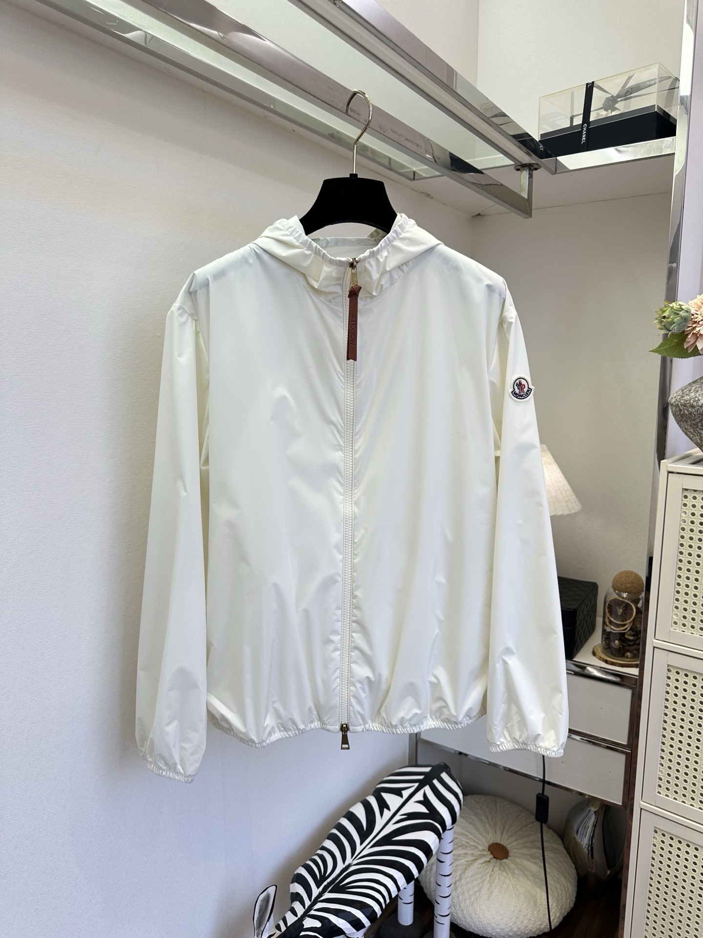 「夏日防晒的顶配穿搭单品」    夏天的安全感，是这件蒙口防晒衣给的。出门的绝佳搭子，拒绝一切晒黑的可能