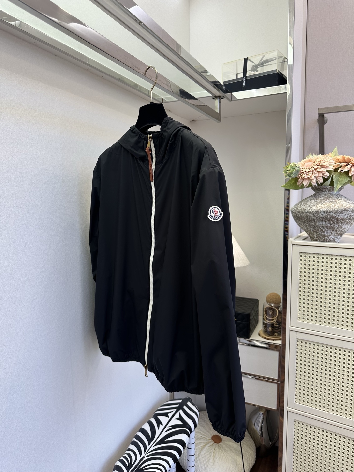 「夏日防晒的顶配穿搭单品」    夏天的安全感，是这件蒙口防晒衣给的。出门的绝佳搭子，拒绝一切晒黑的可能