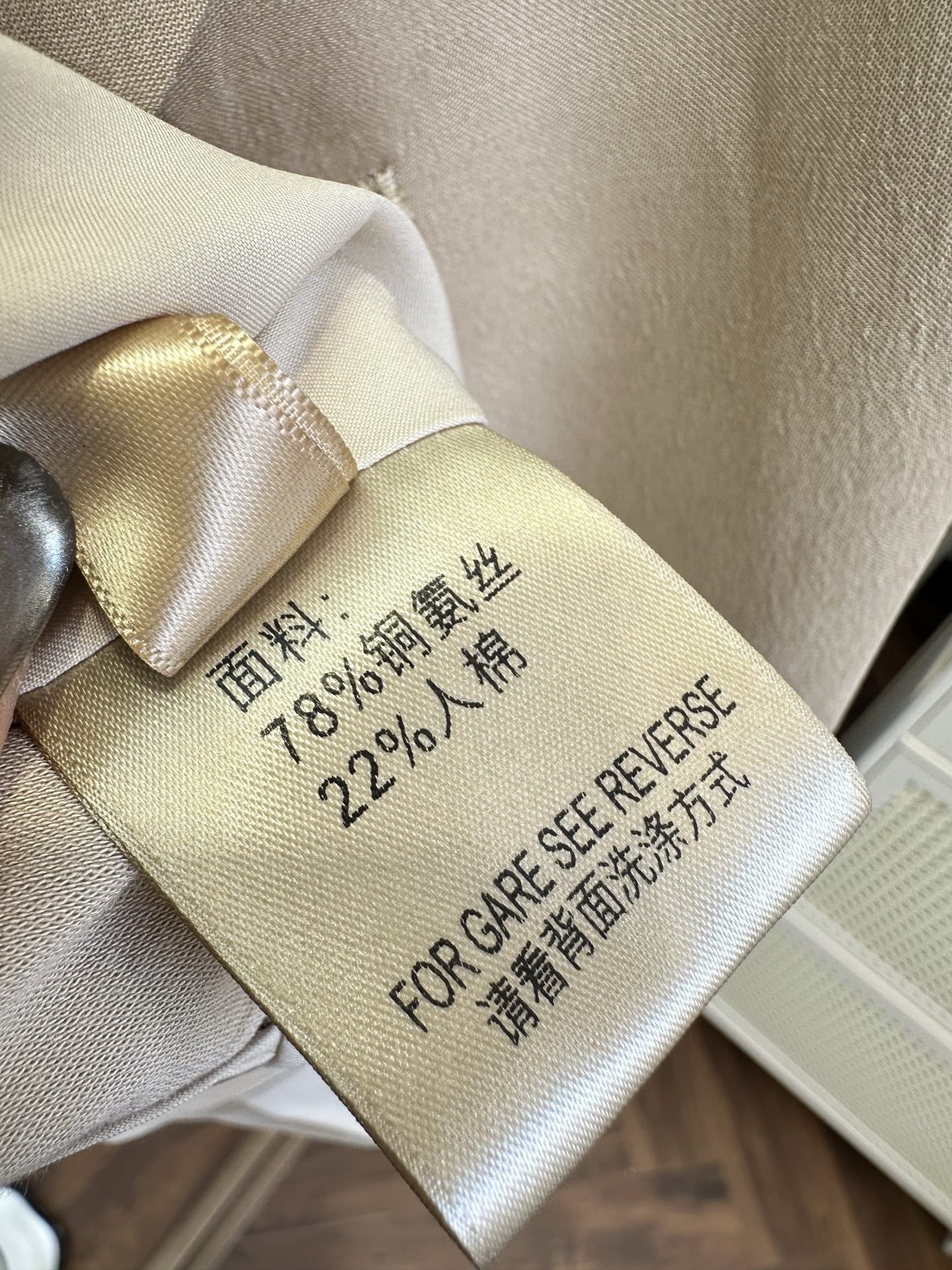 「气质大女主。」    自带高级哑光滤镜的铜氨丝套装，顺滑透气，亲肤垂坠。大翻领马甲利落干练，腰间绑带随