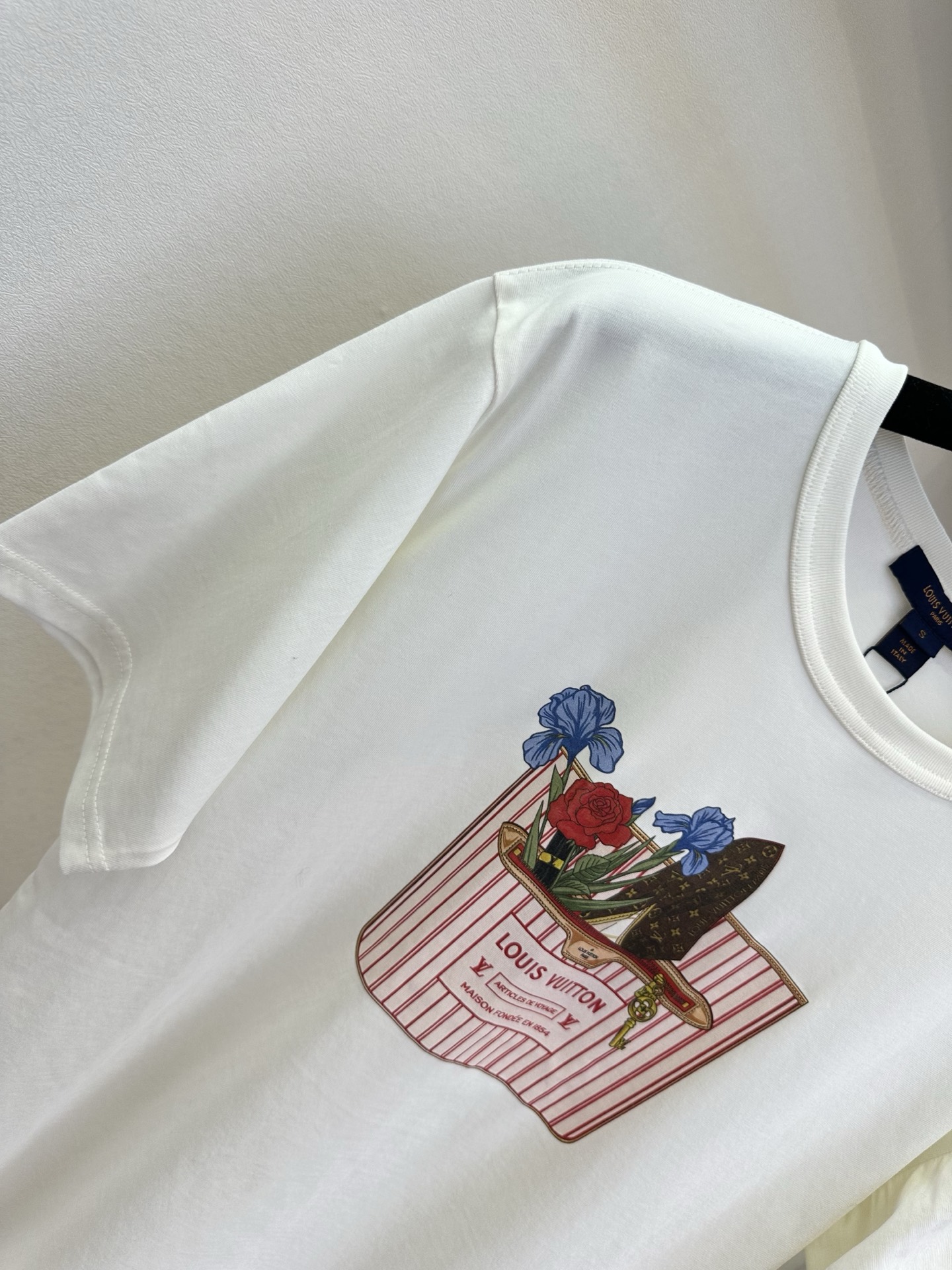 「L家T YB复刻」    驴家新品 精致花卉礼盒印花T恤，干净柔和的白调，自带轻奢氛围感。版型宽松利落
