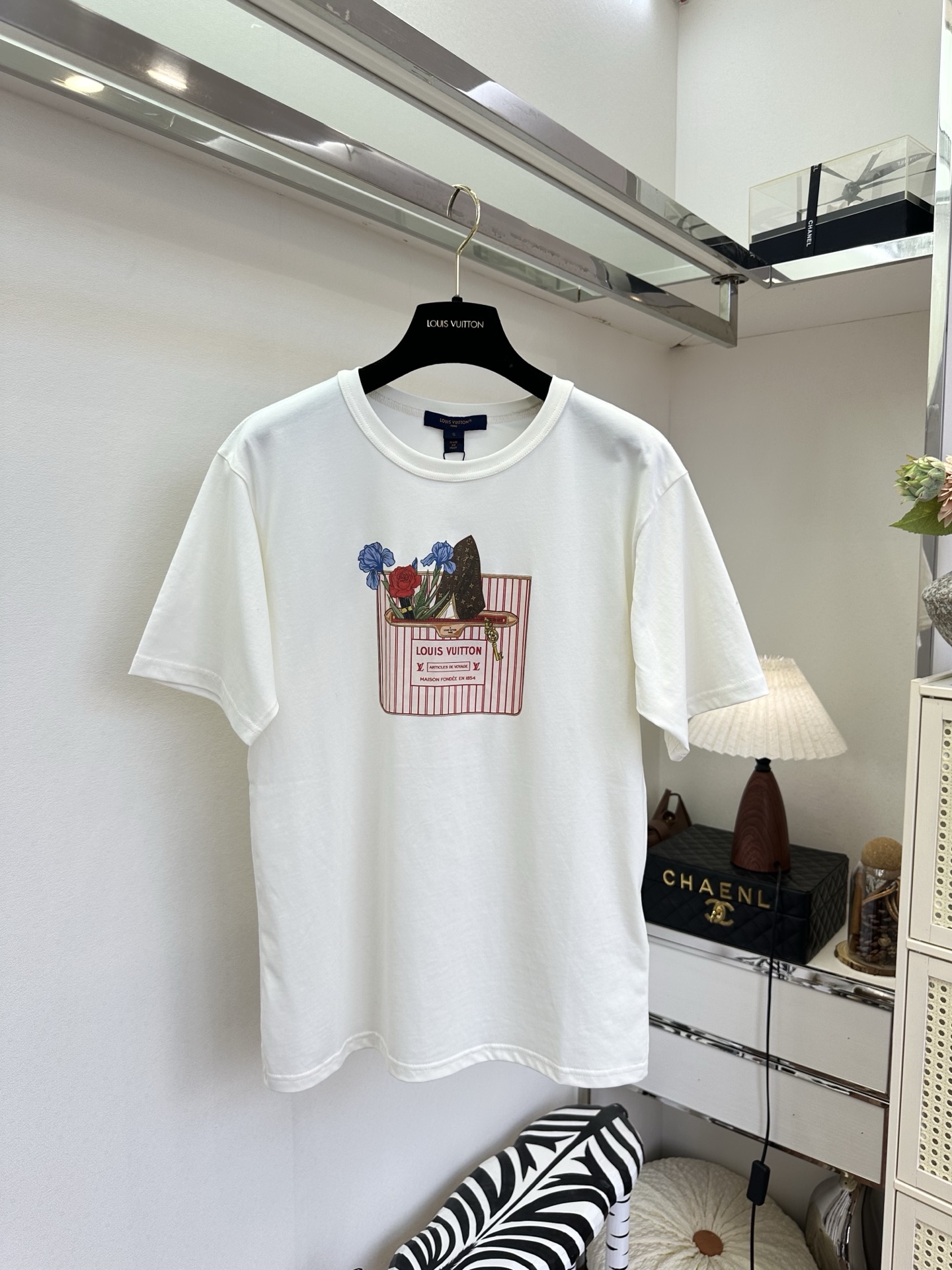 「L家T YB复刻」    驴家新品 精致花卉礼盒印花T恤，干净柔和的白调，自带轻奢氛围感。版型宽松利落
