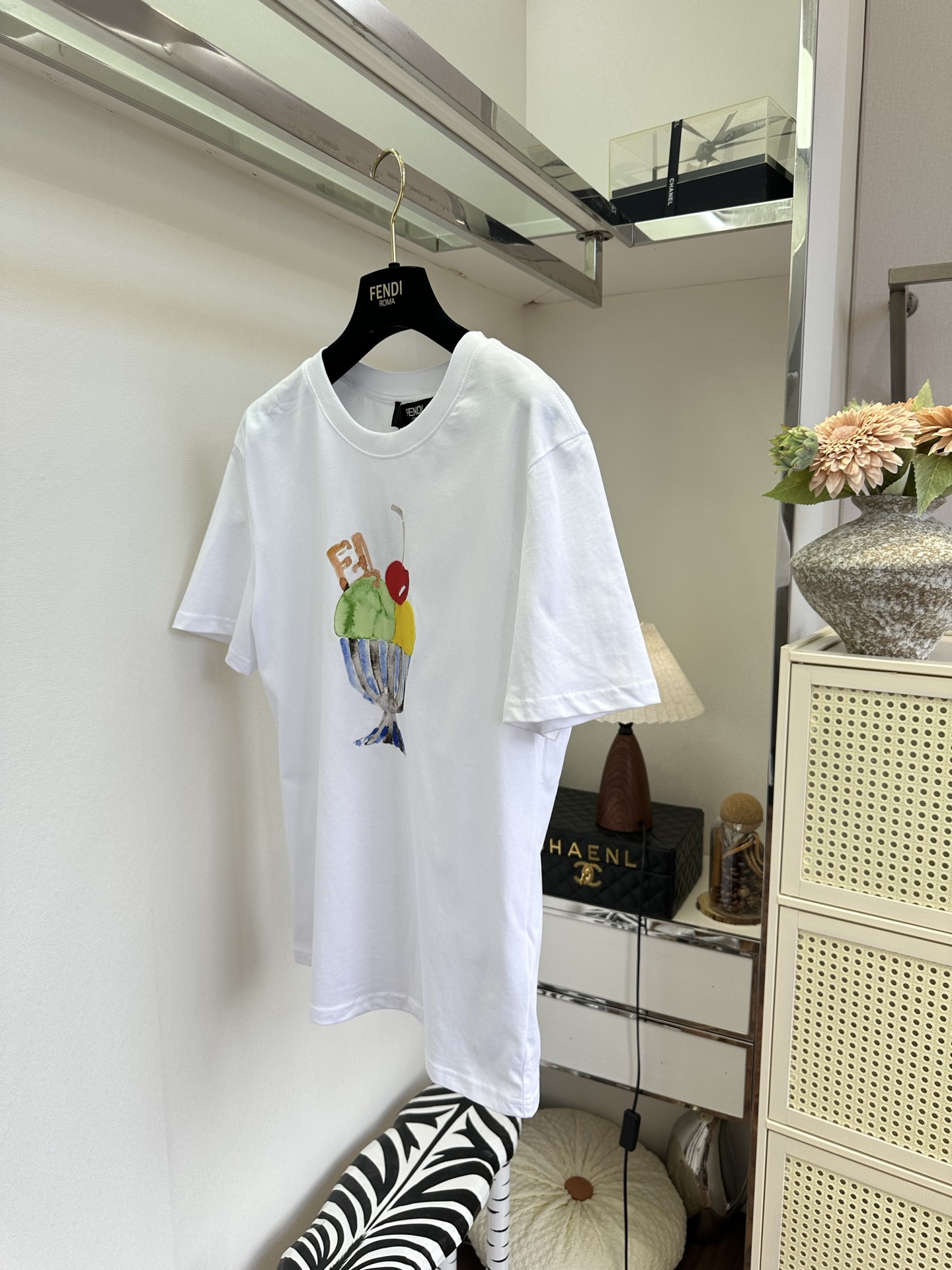 「F冰淇淋杯T」   甜度拉满的冰淇淋印花白T🍨水彩感甜品图案俏皮灵动，清爽干净的基础白，自带夏日元气感