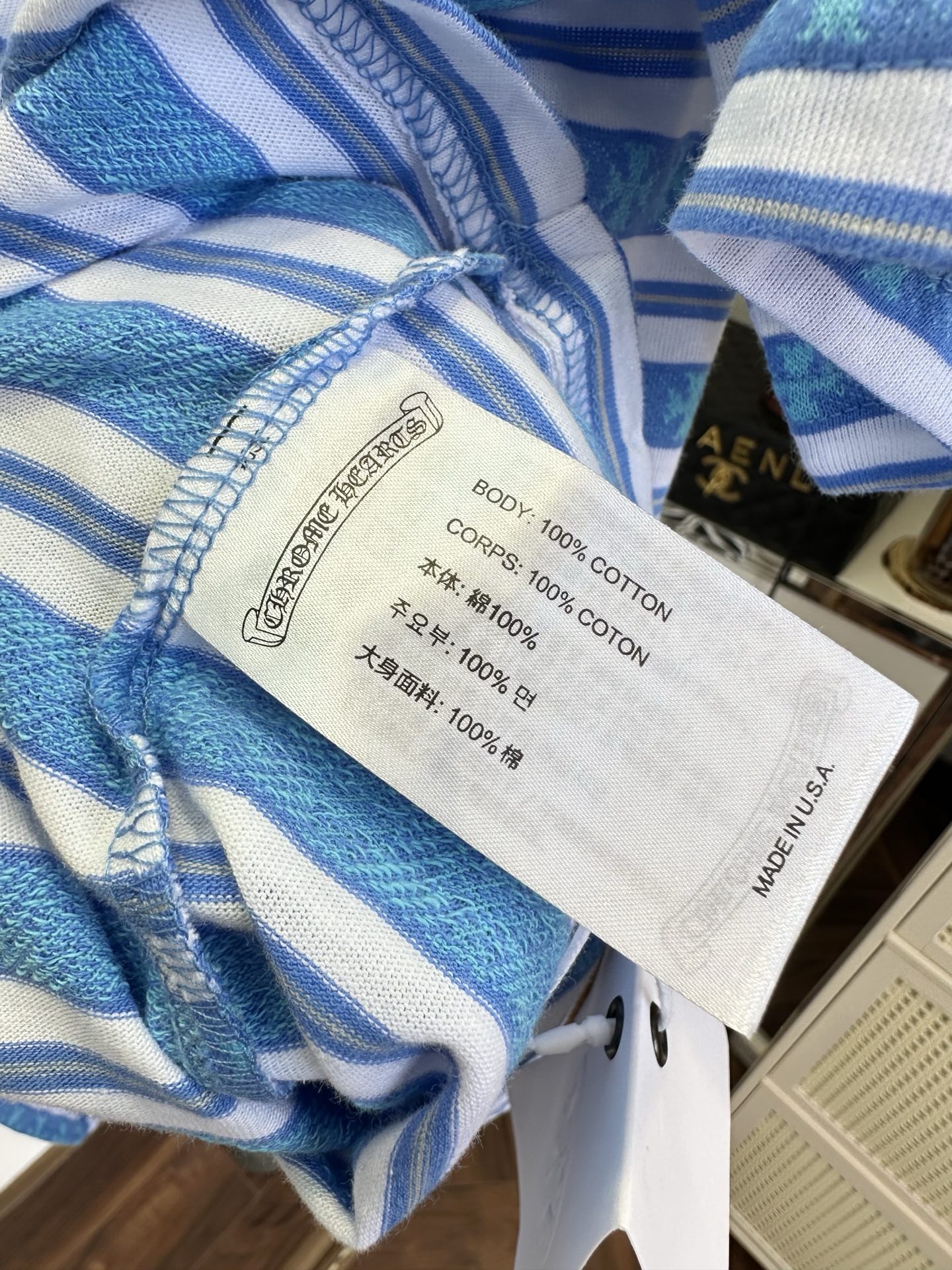 「潮人必备单品 可做情侣款」   自带精致感的条纹短袖✨不是普通简单条纹，整条面料布满细碎提花暗纹，层次