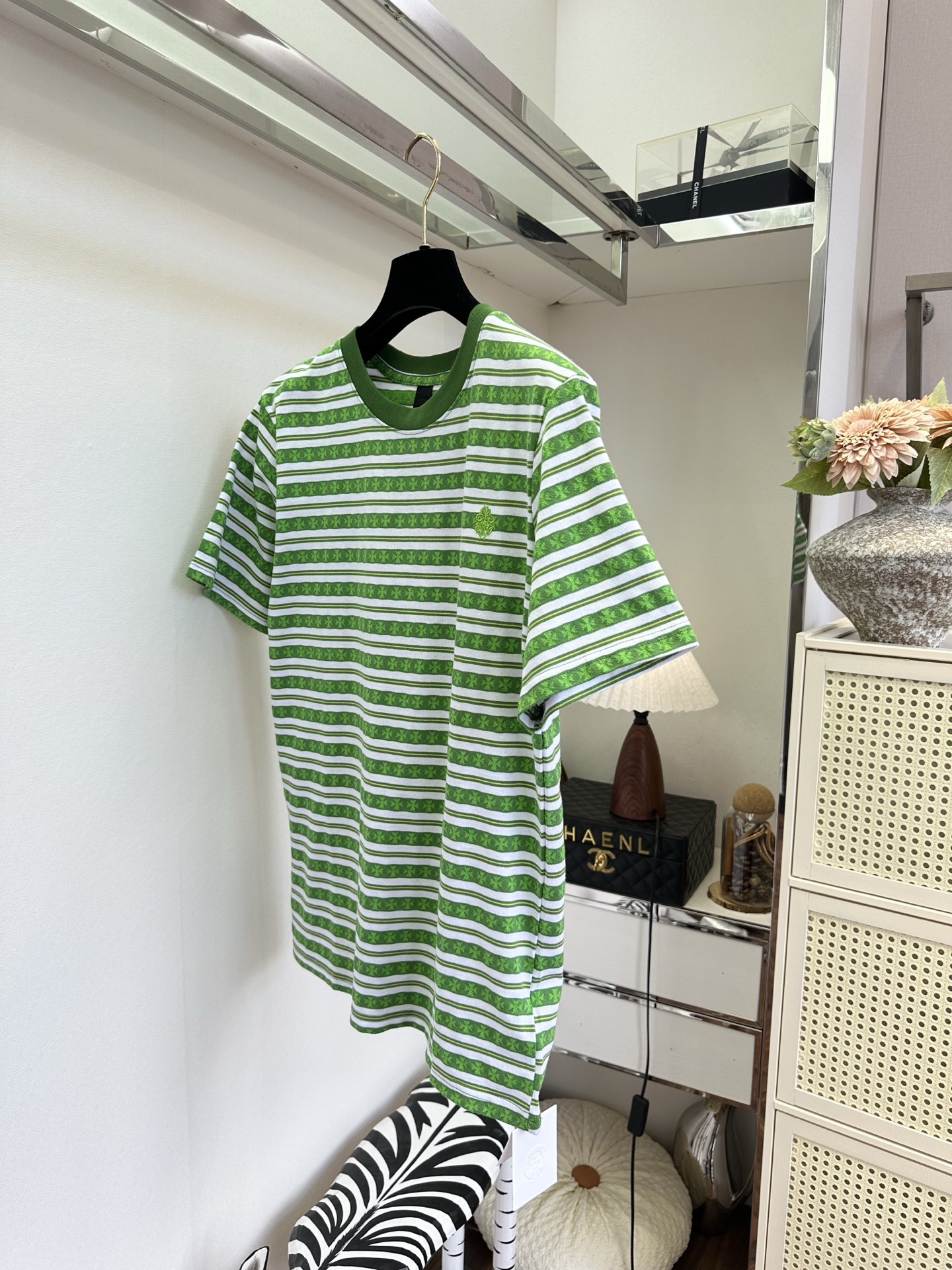 「潮人必备单品 可做情侣款」   自带精致感的条纹短袖✨不是普通简单条纹，整条面料布满细碎提花暗纹，层次
